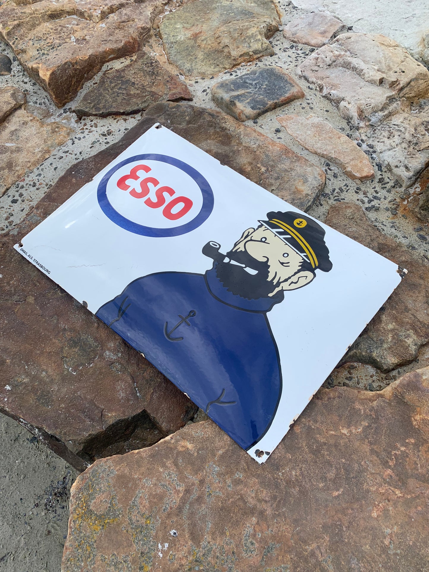 Emailleschild mit Kapitän Haddock und Esso