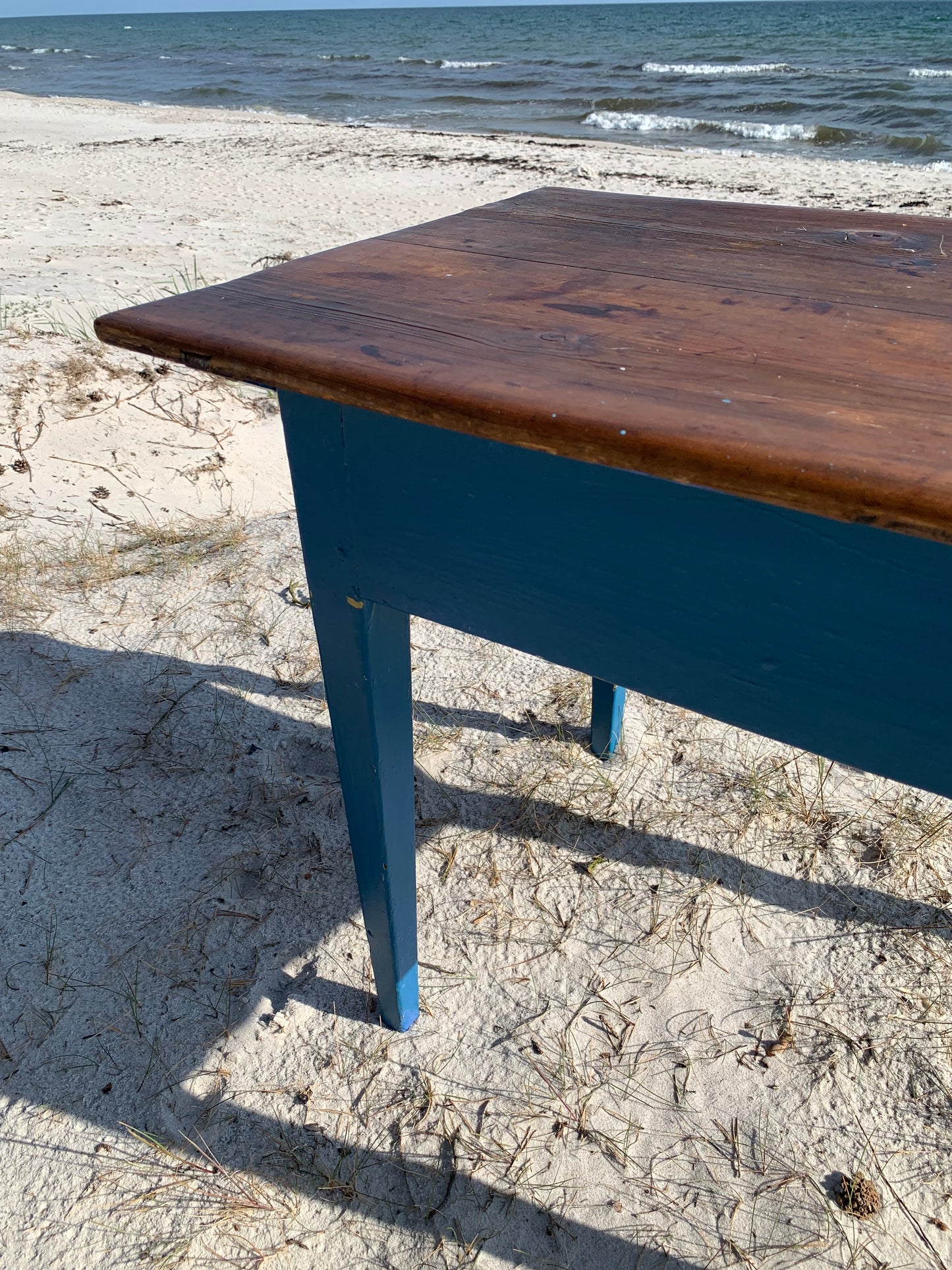 Alter Tisch mit feinen Details