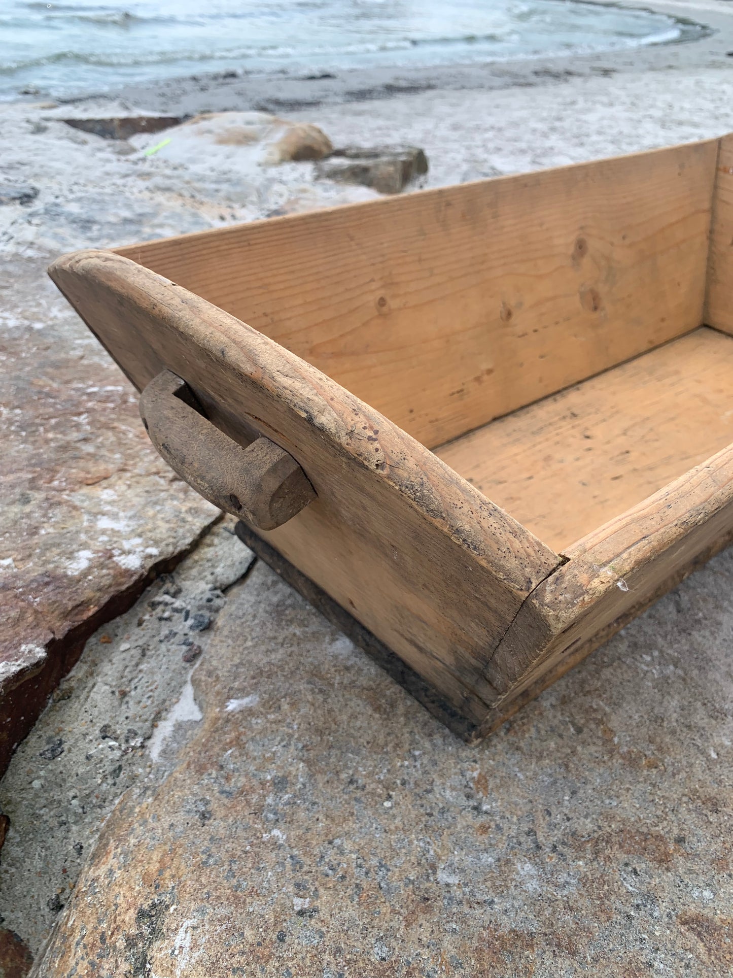 Holzkiste mit zwei Griffen