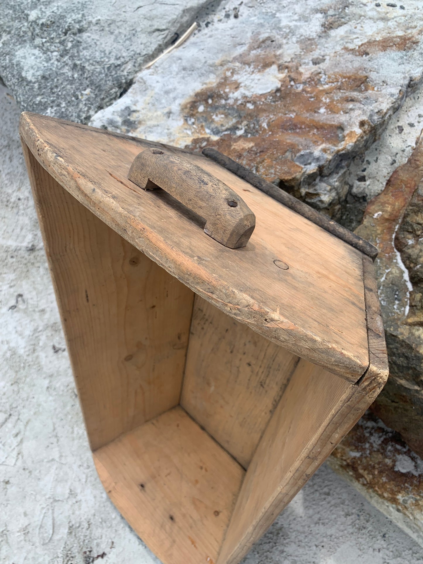 Holzkiste mit zwei Griffen