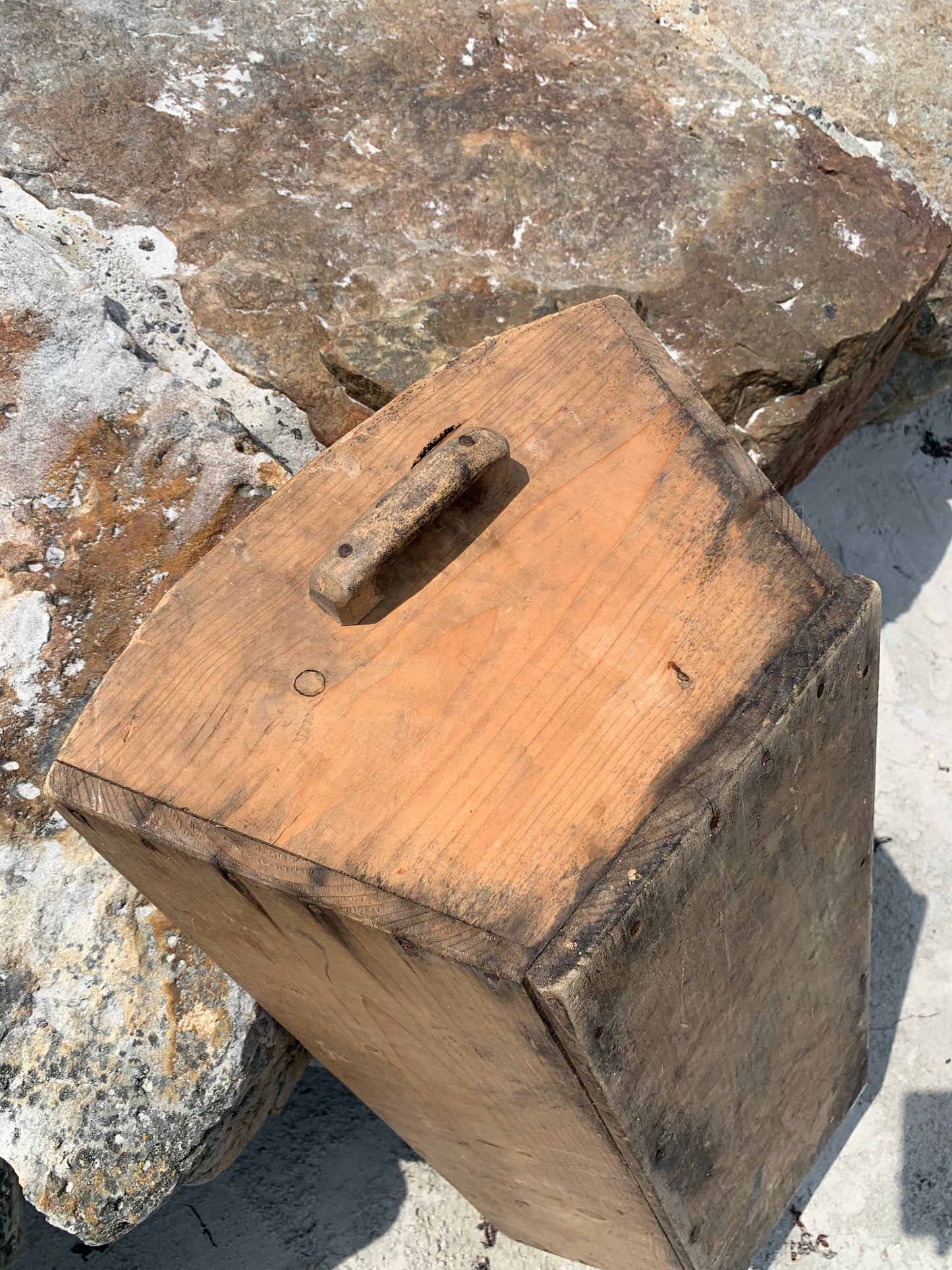 Holzkiste mit zwei Griffen