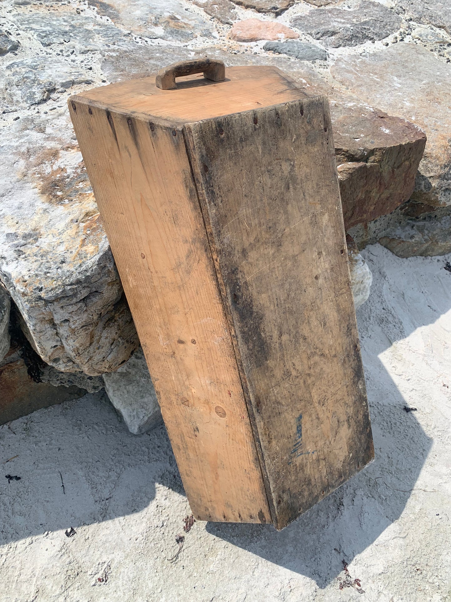 Holzkiste mit zwei Griffen