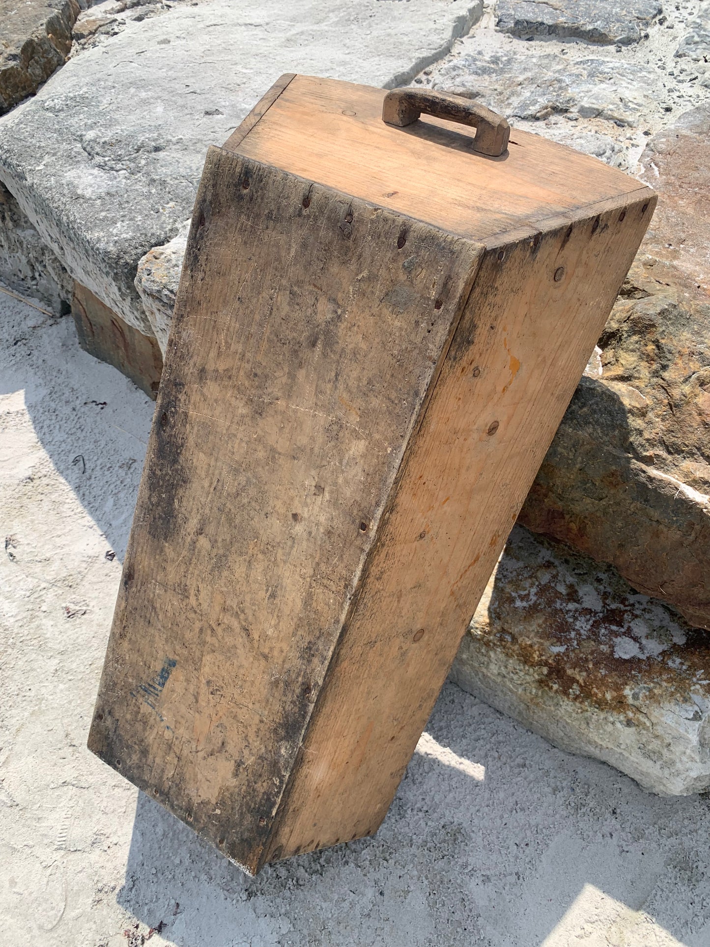 Holzkiste mit zwei Griffen