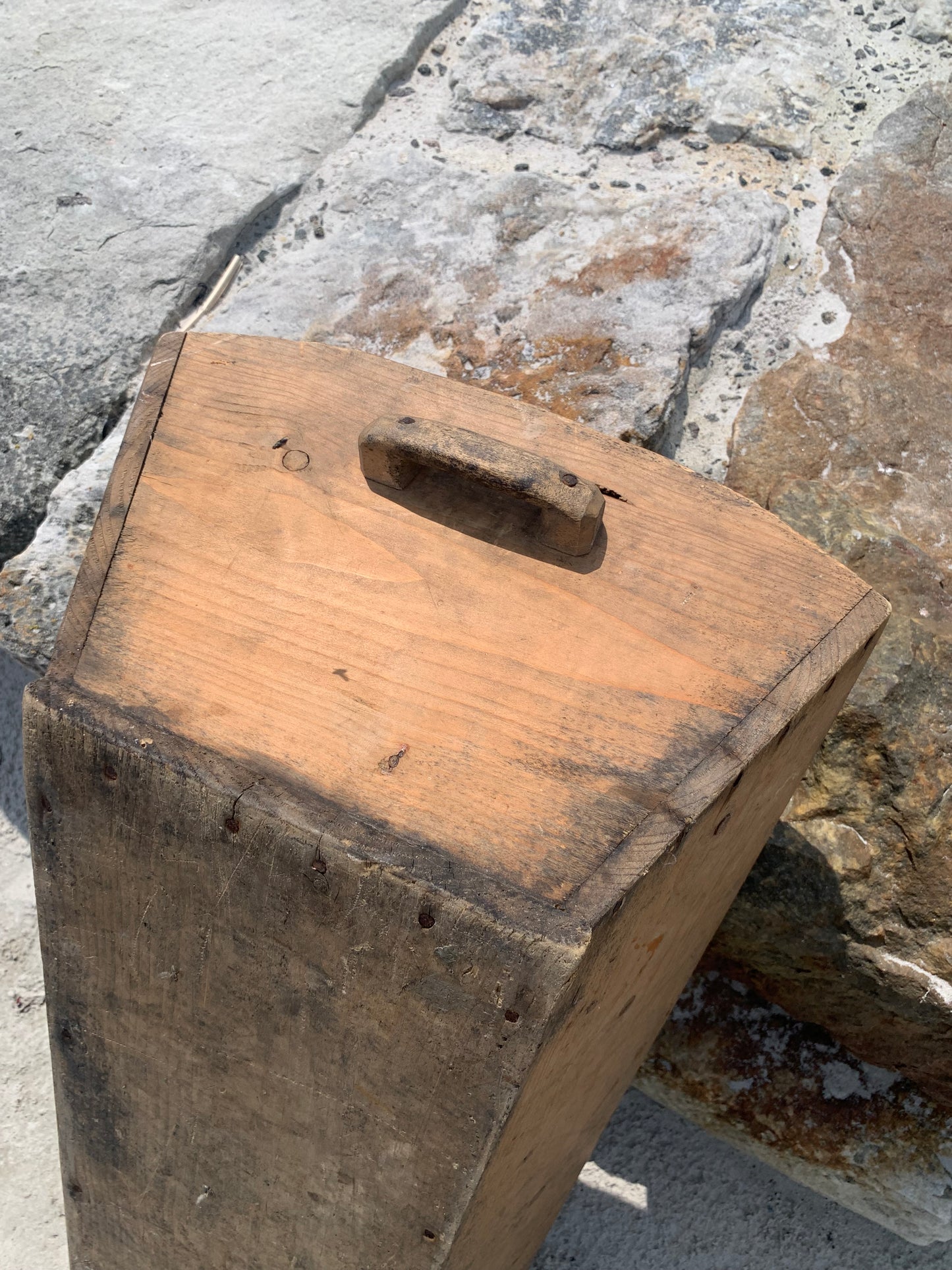 Holzkiste mit zwei Griffen