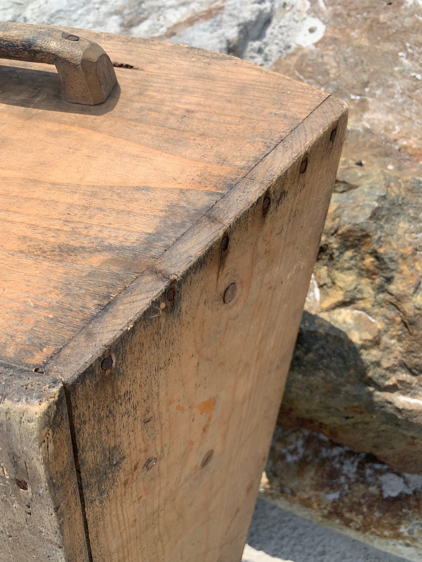 Holzkiste mit zwei Griffen