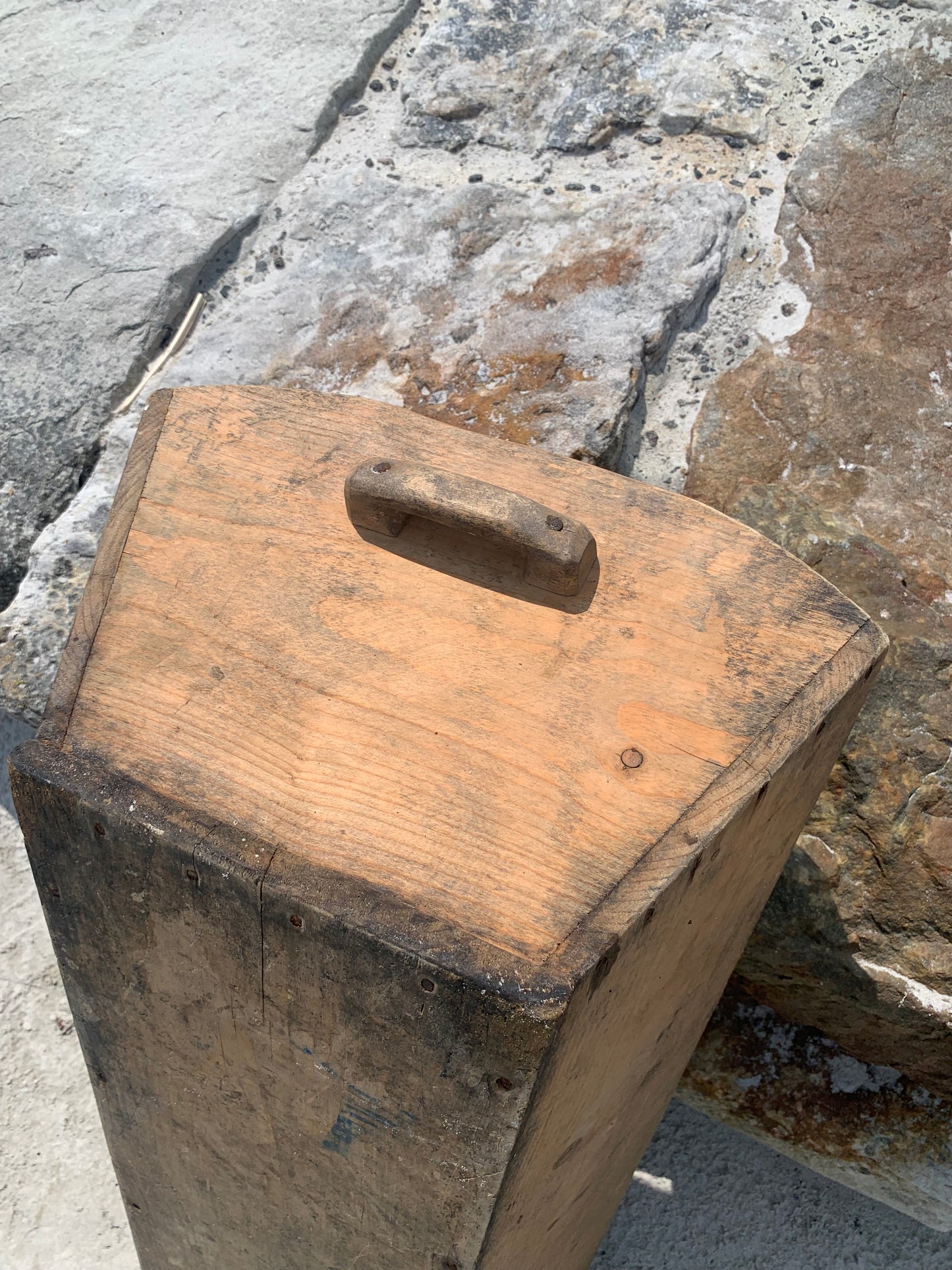 Holzkiste mit zwei Griffen