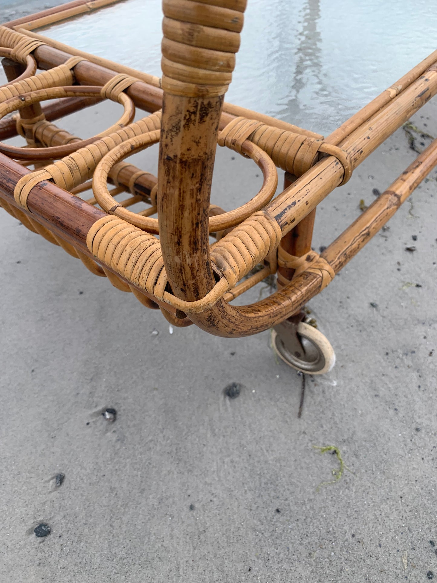 Bambustisch mit Rollen