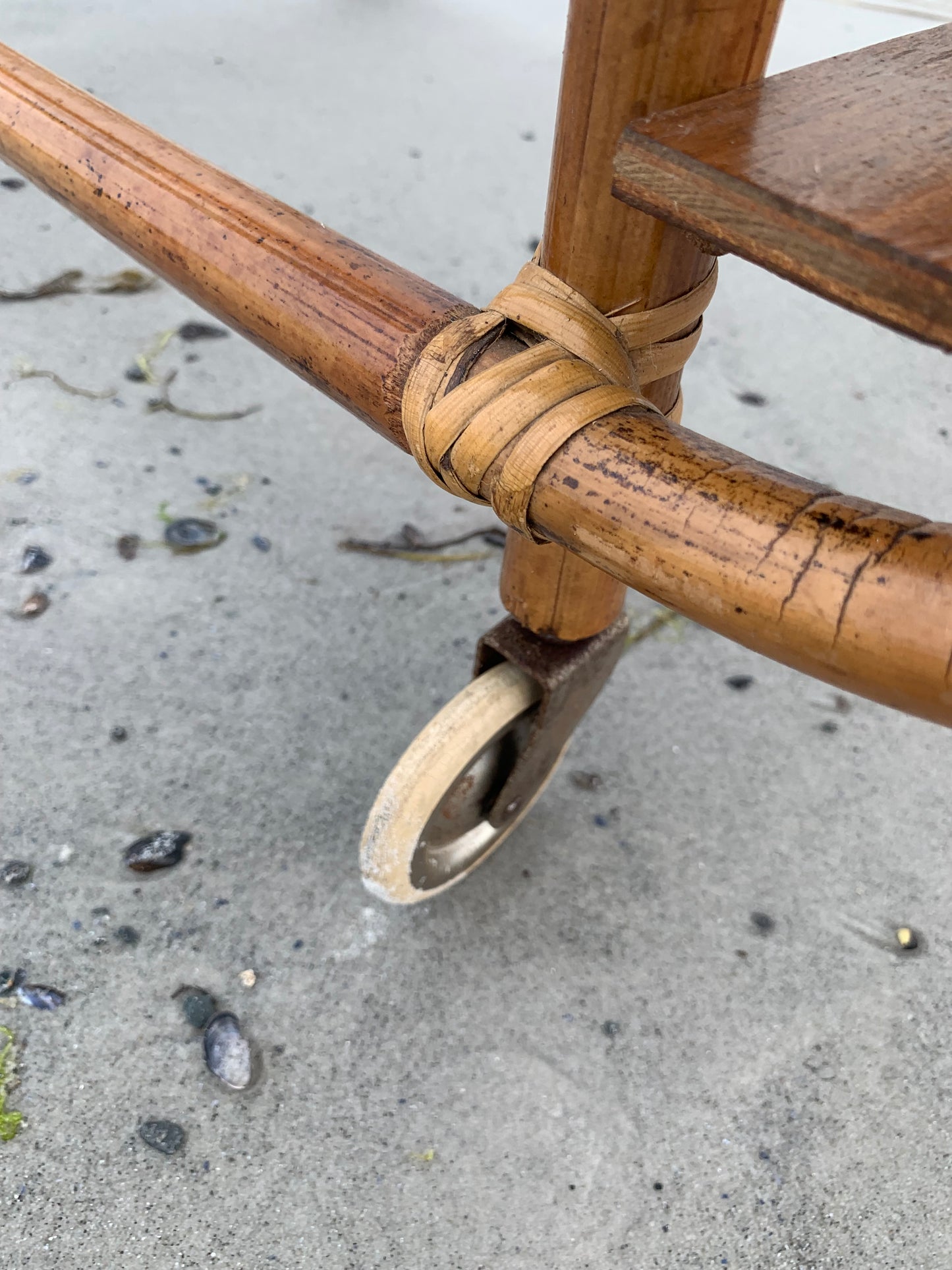 Bambustisch mit Rollen