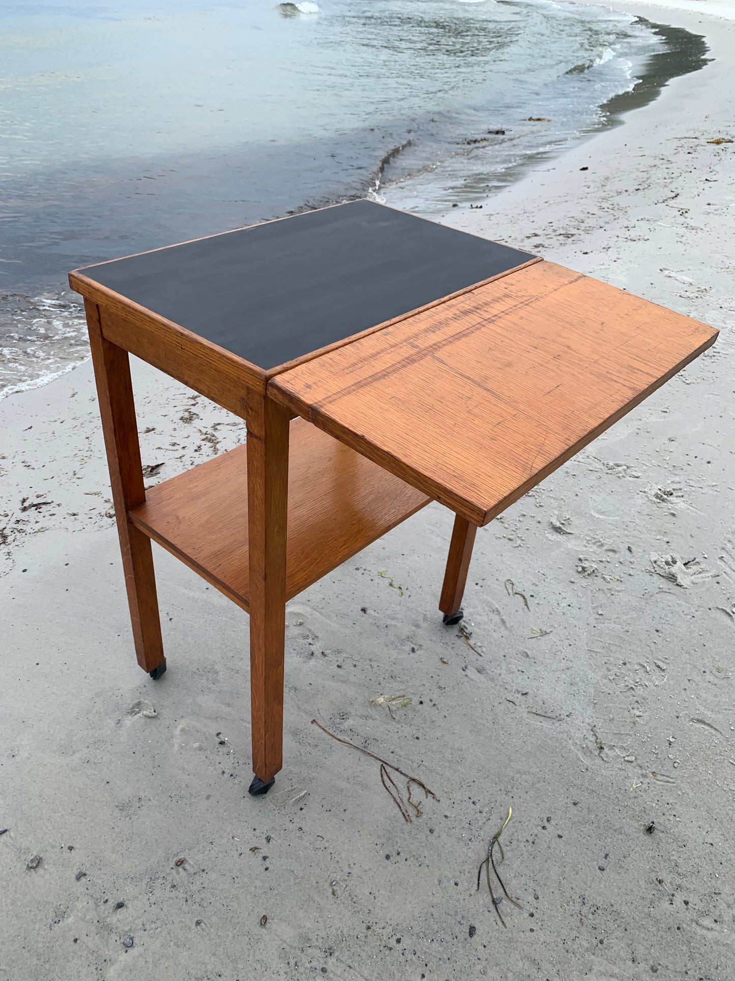Klapptisch mit Rollen und vielen Details
