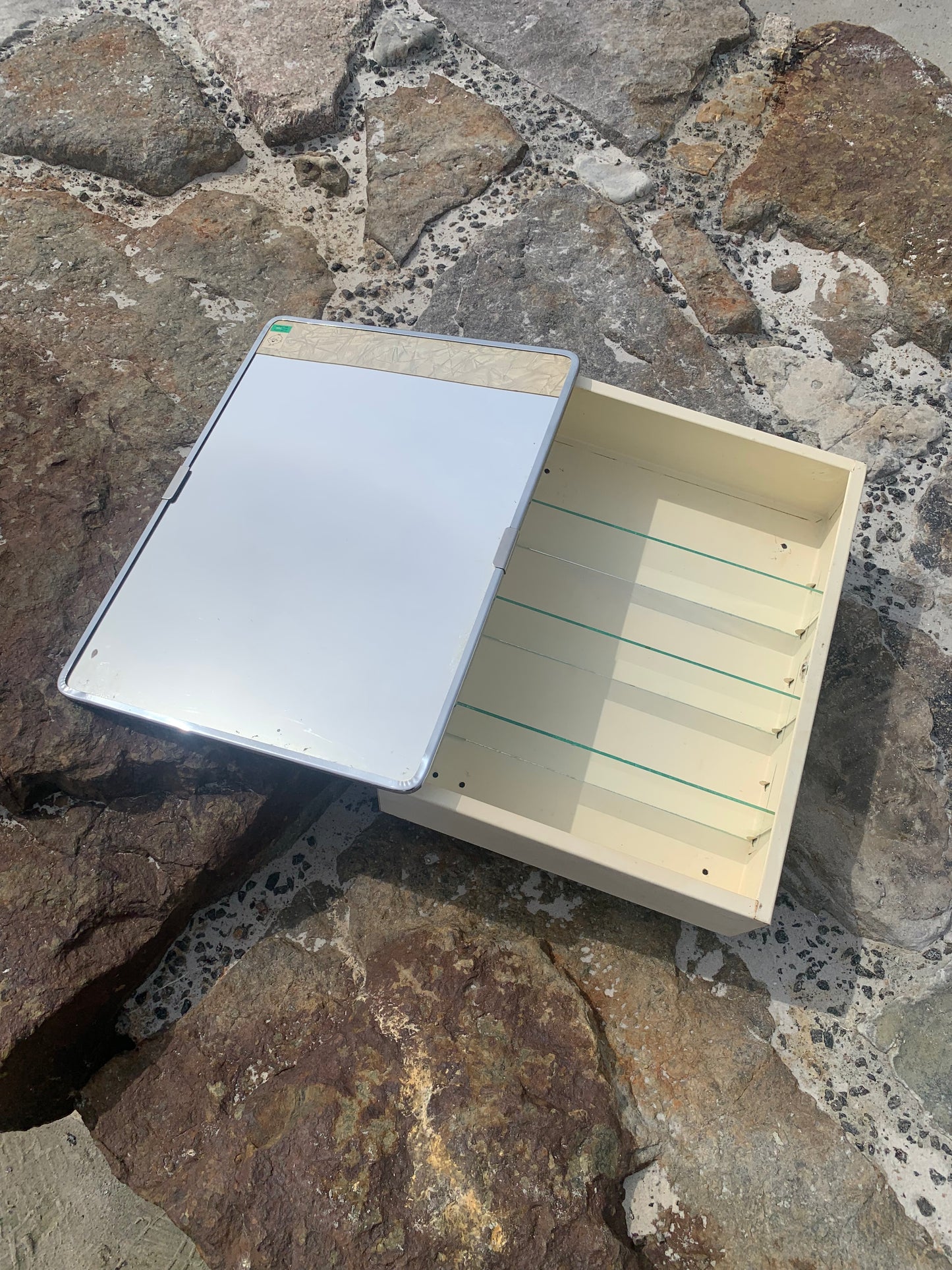 Medizinschrank mit Spiegel