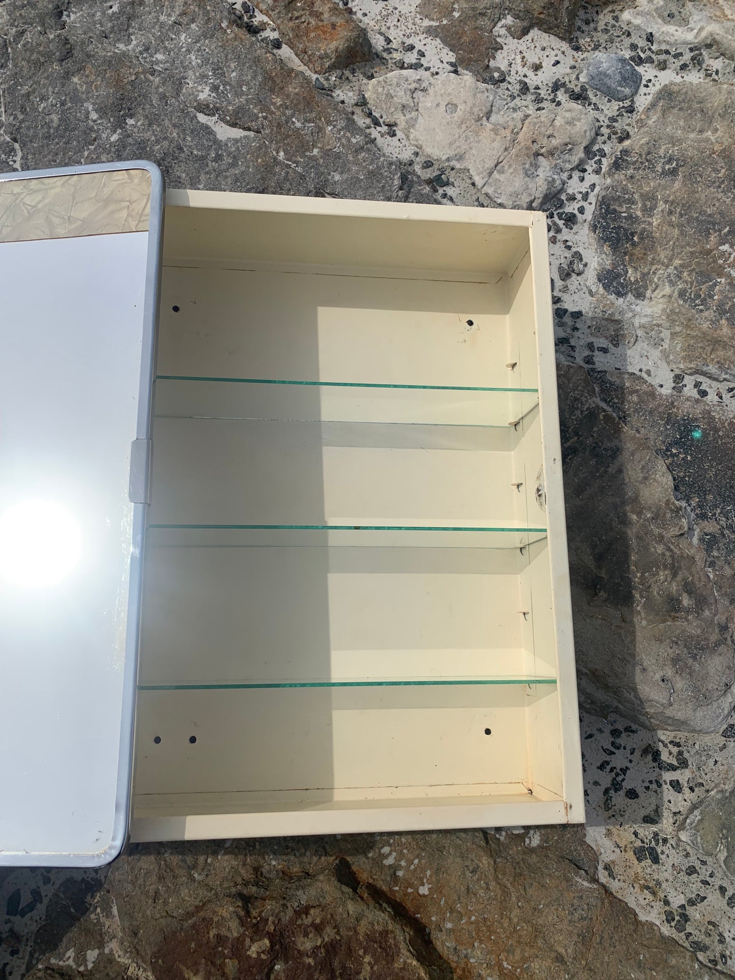 Medizinschrank mit Spiegel