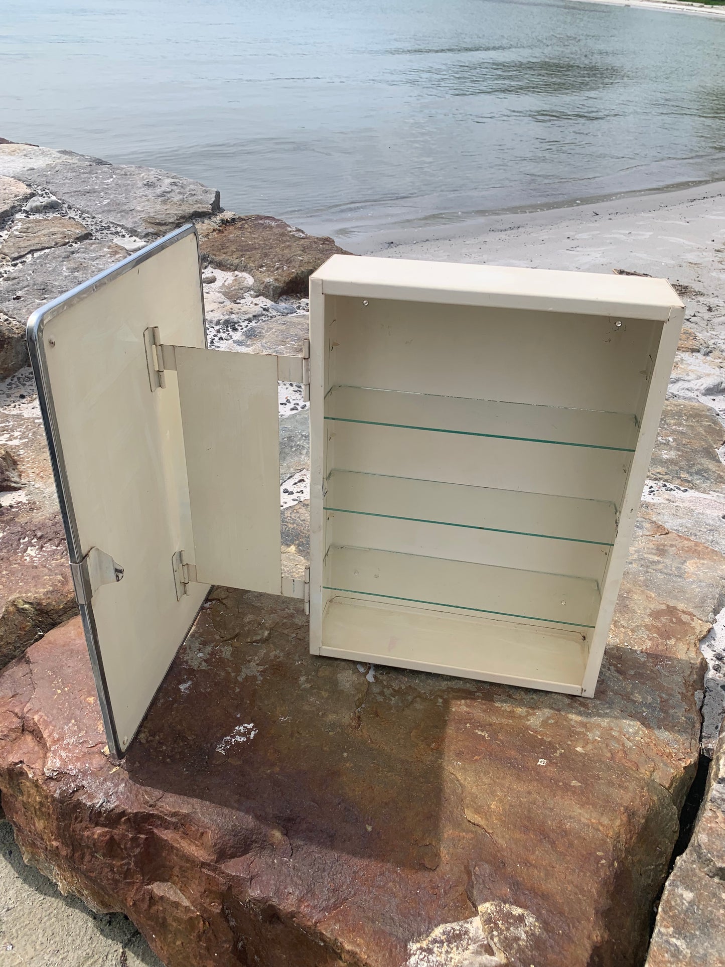 Medizinschrank mit Spiegel