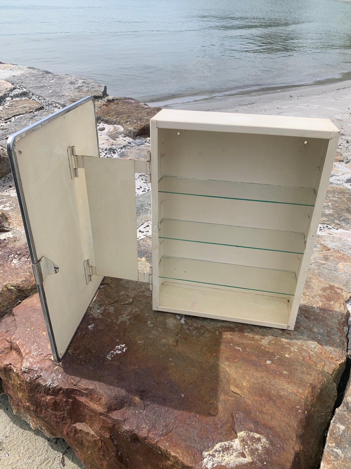 Medizinschrank mit Spiegel