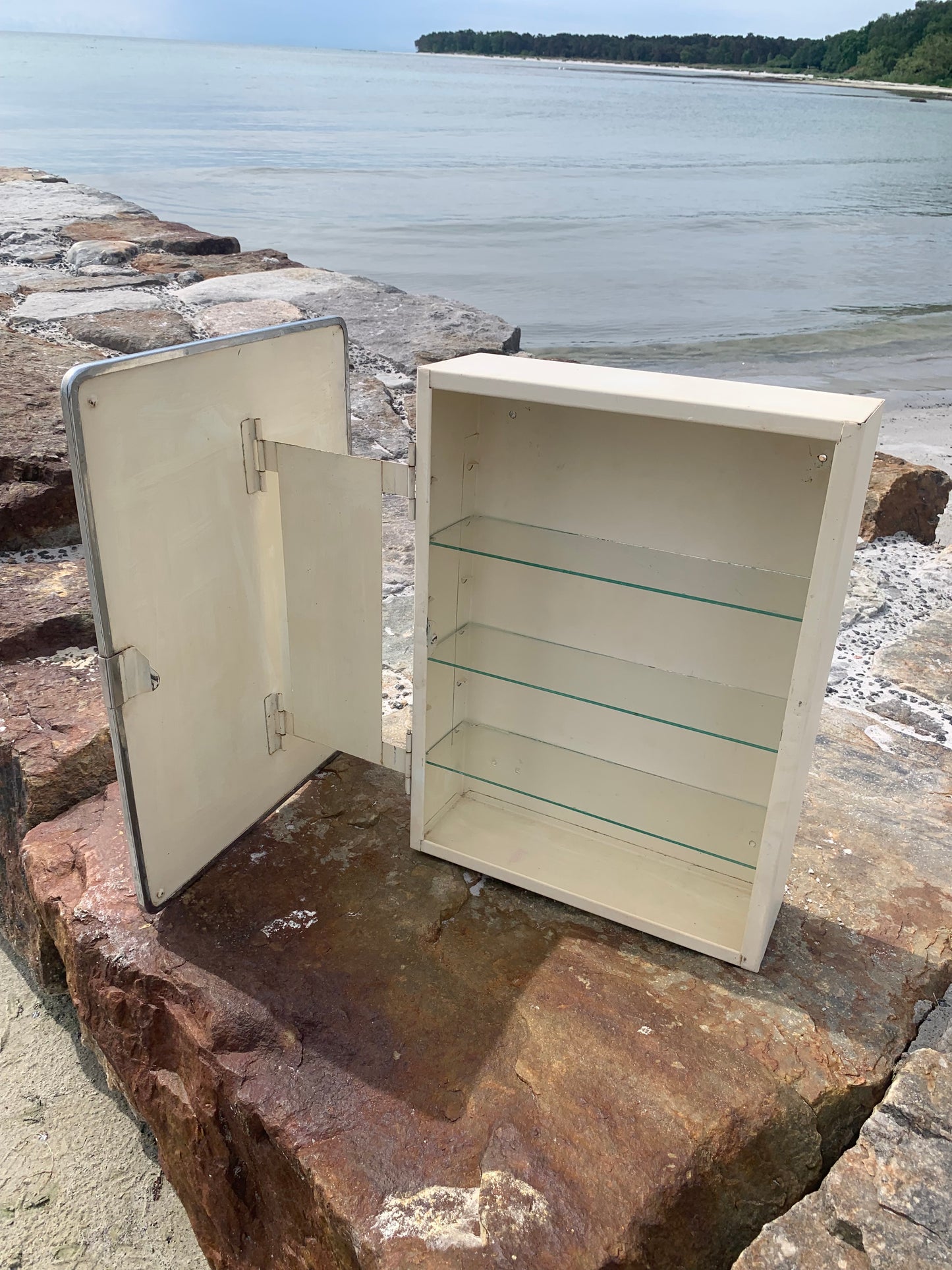 Medizinschrank mit Spiegel