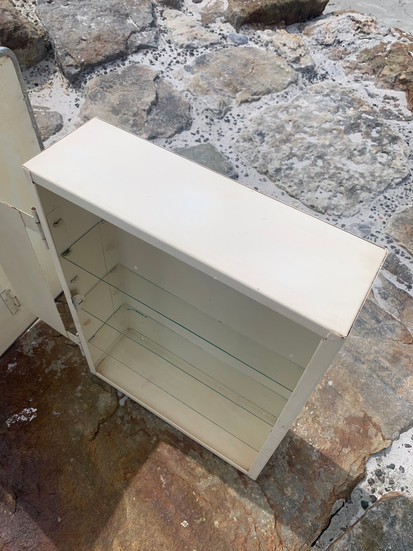 Medizinschrank mit Spiegel