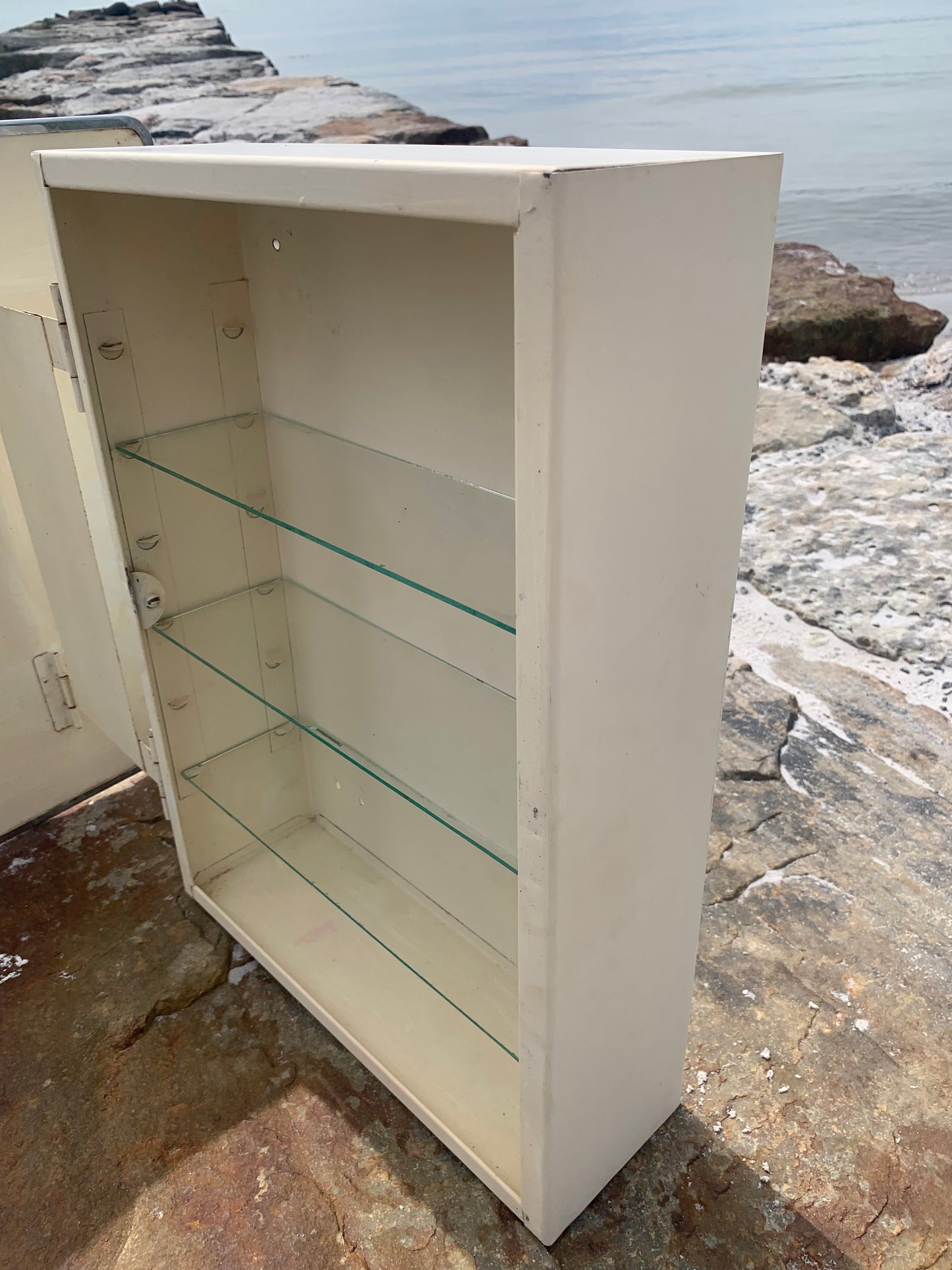 Medizinschrank mit Spiegel