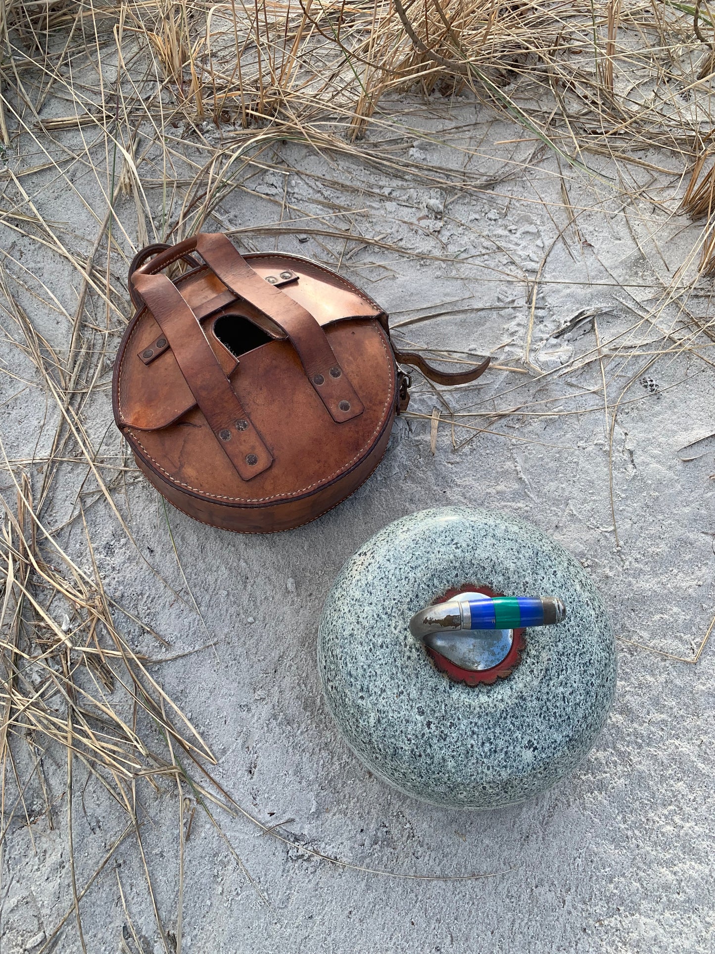 Curlingstein mit handgenähter Lederhülle