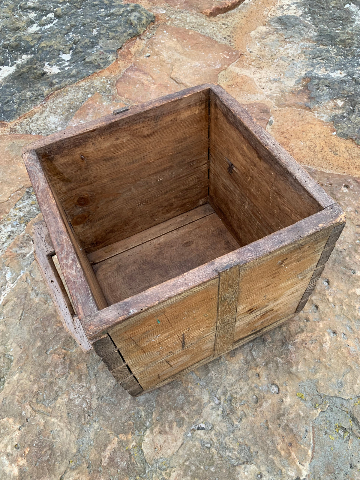 Große Holzkiste mit zwei Griffen