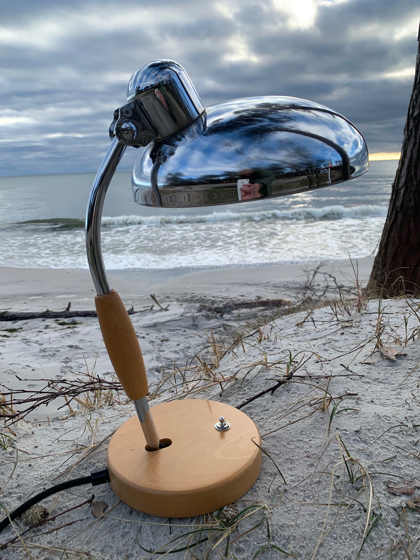 Koranda-Lampe – Chrom und Holz