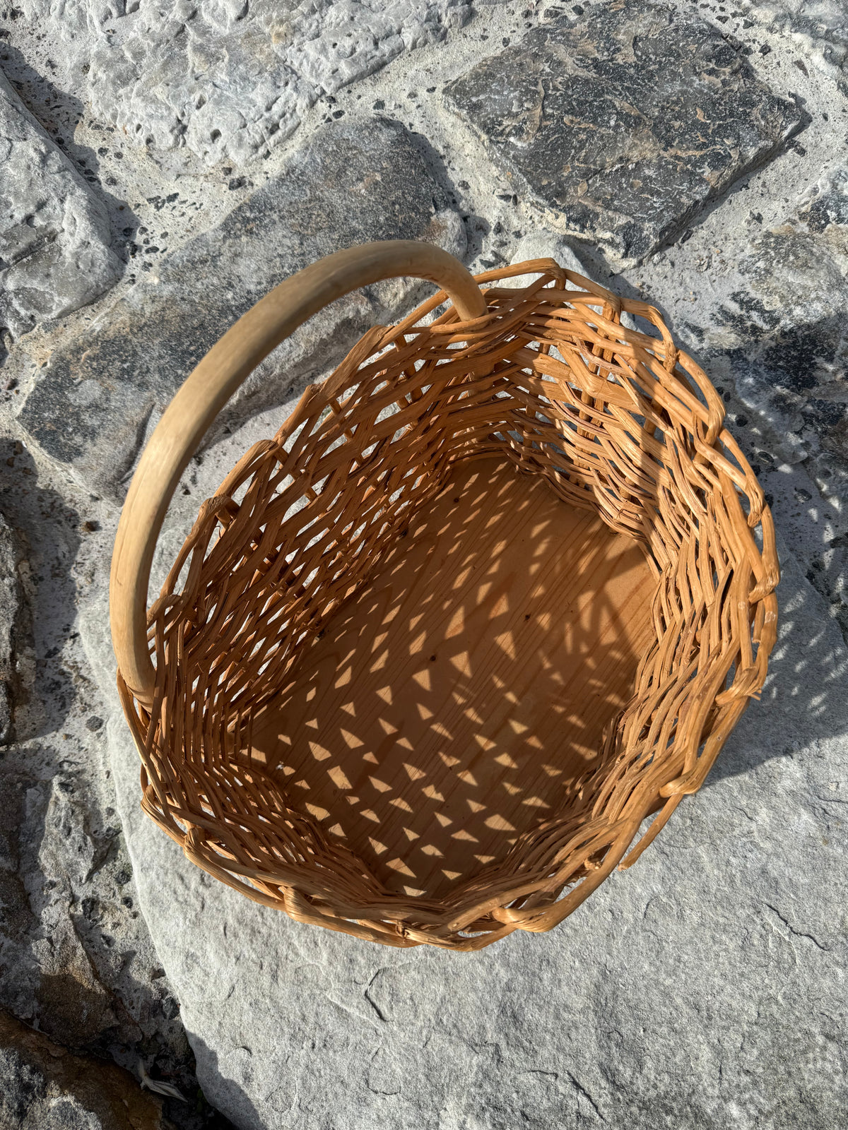 Korb mit Holzboden
