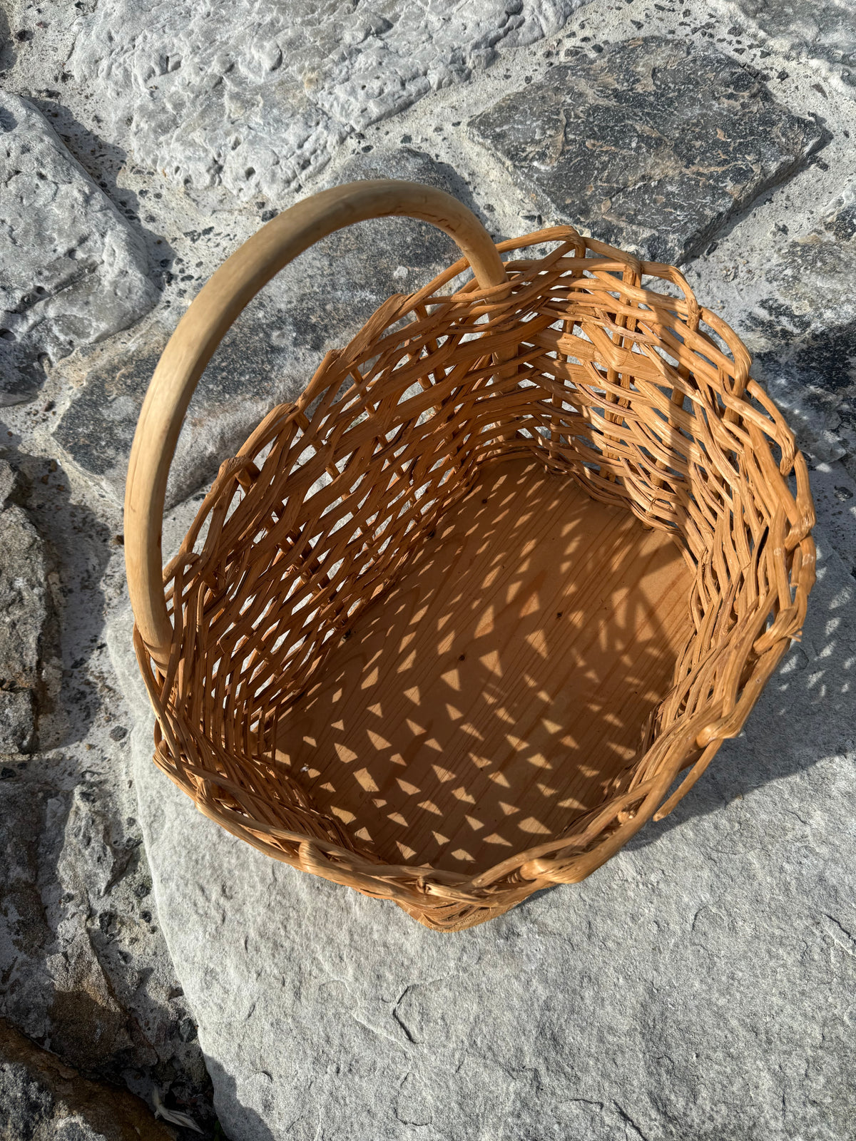 Korb mit Holzboden