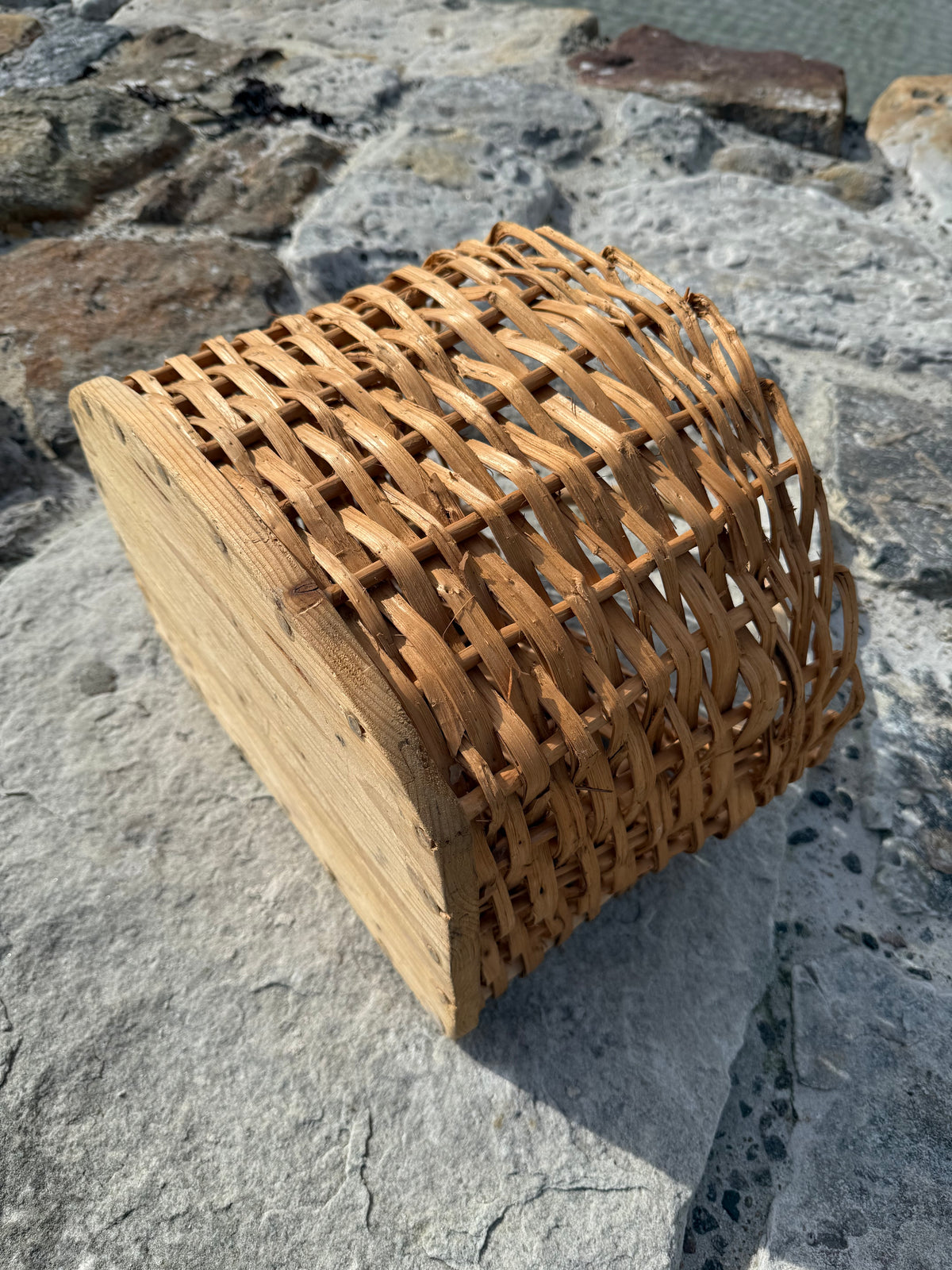 Korb mit Holzboden