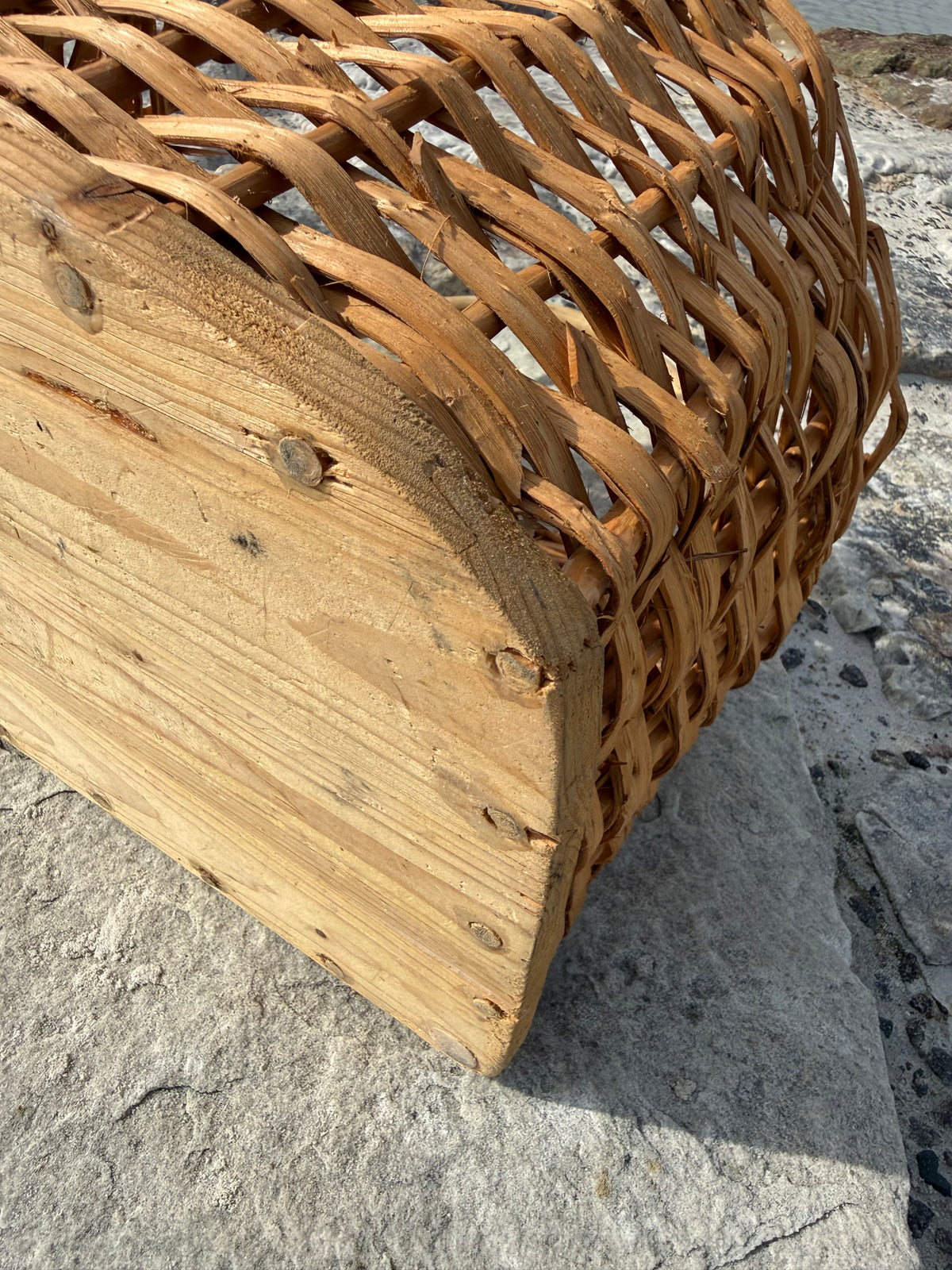 Korb mit Holzboden