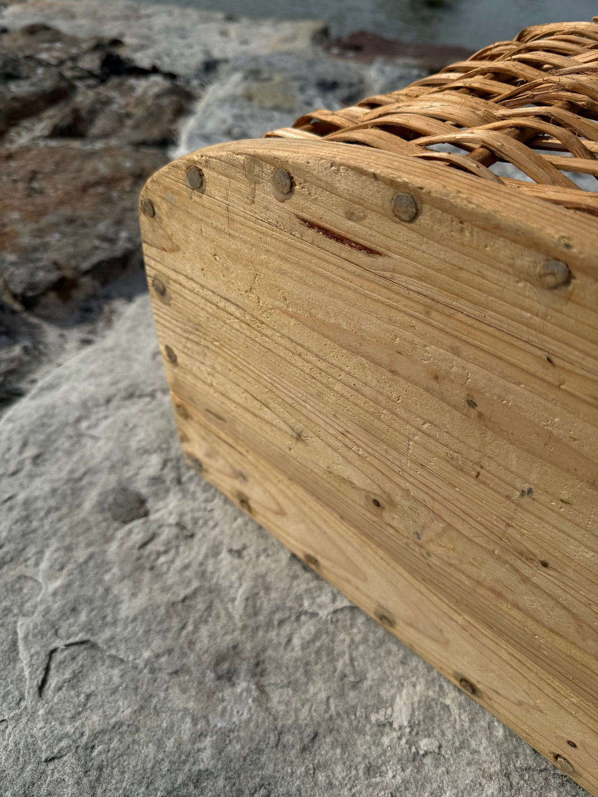 Korb mit Holzboden