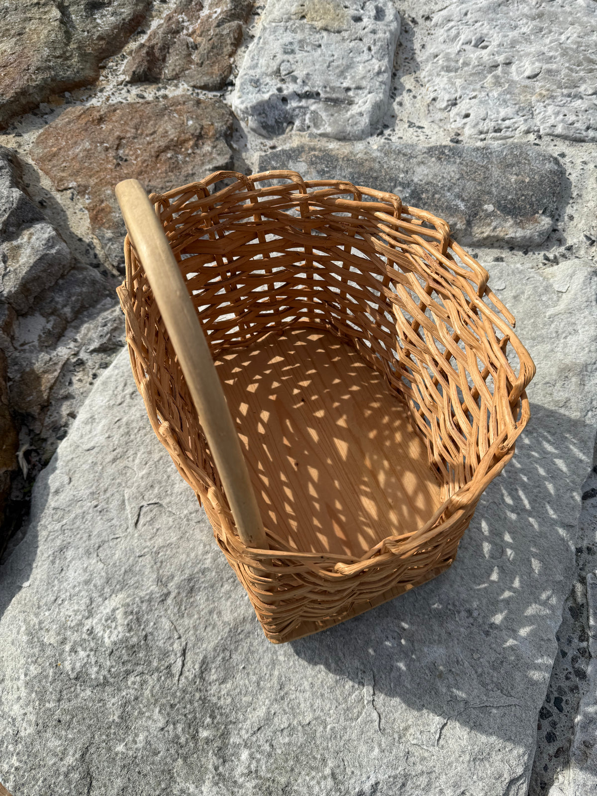 Korb mit Holzboden