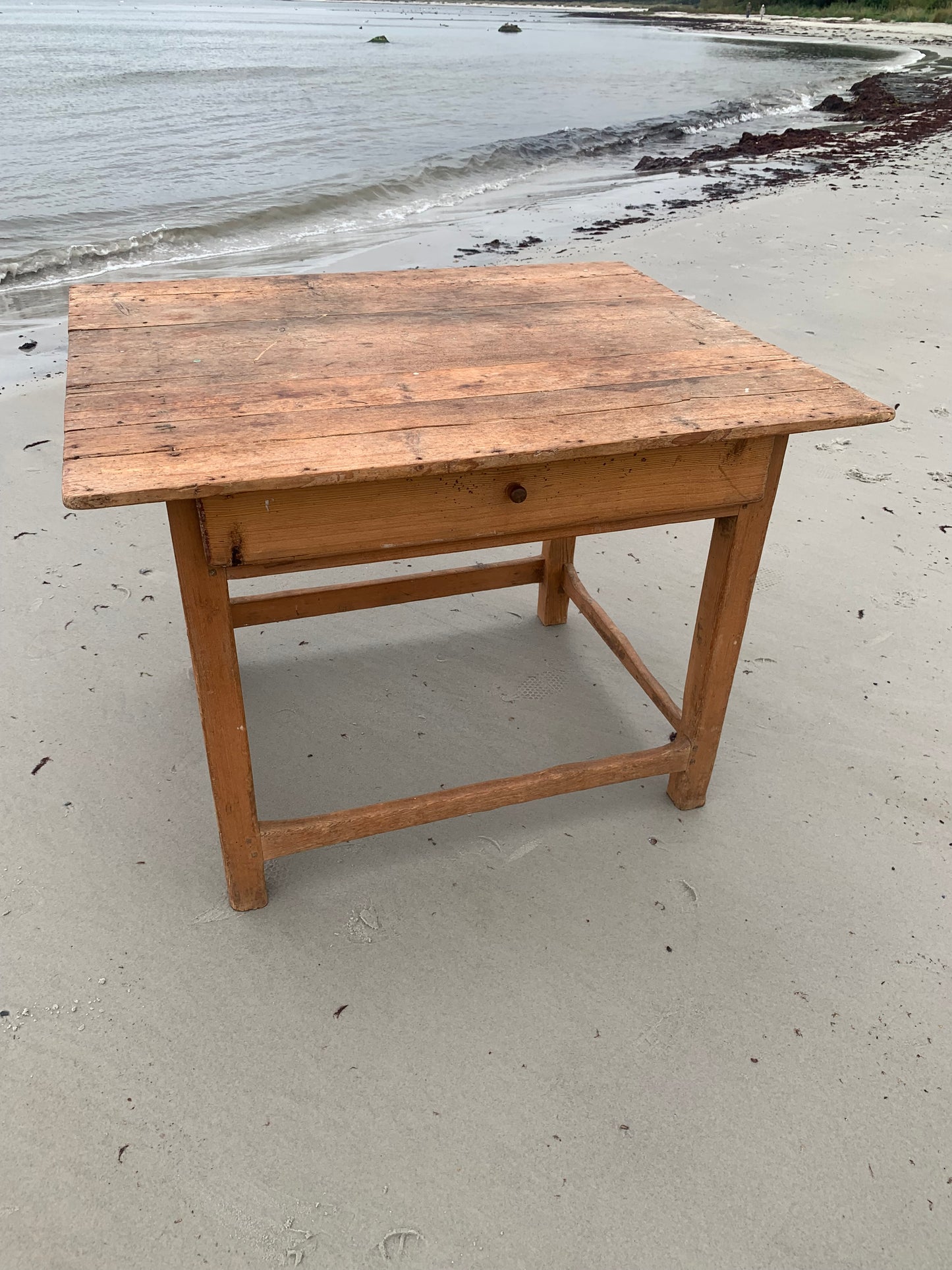 Alter Holztisch mit Schublade