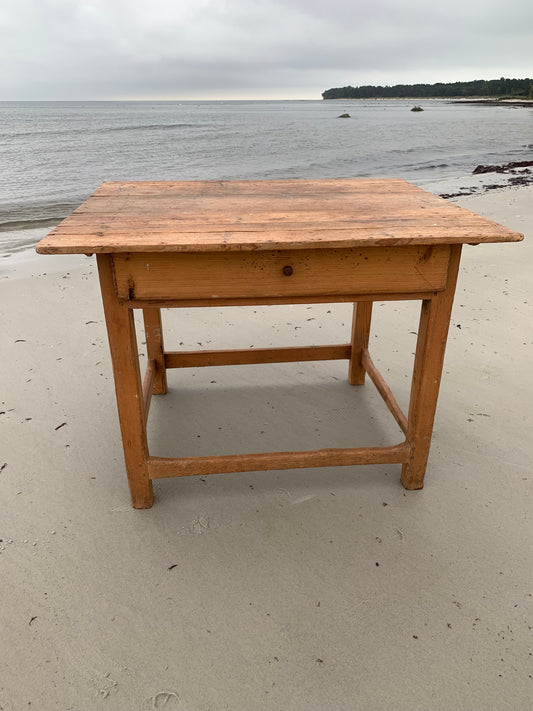 Alter Holztisch mit Schublade