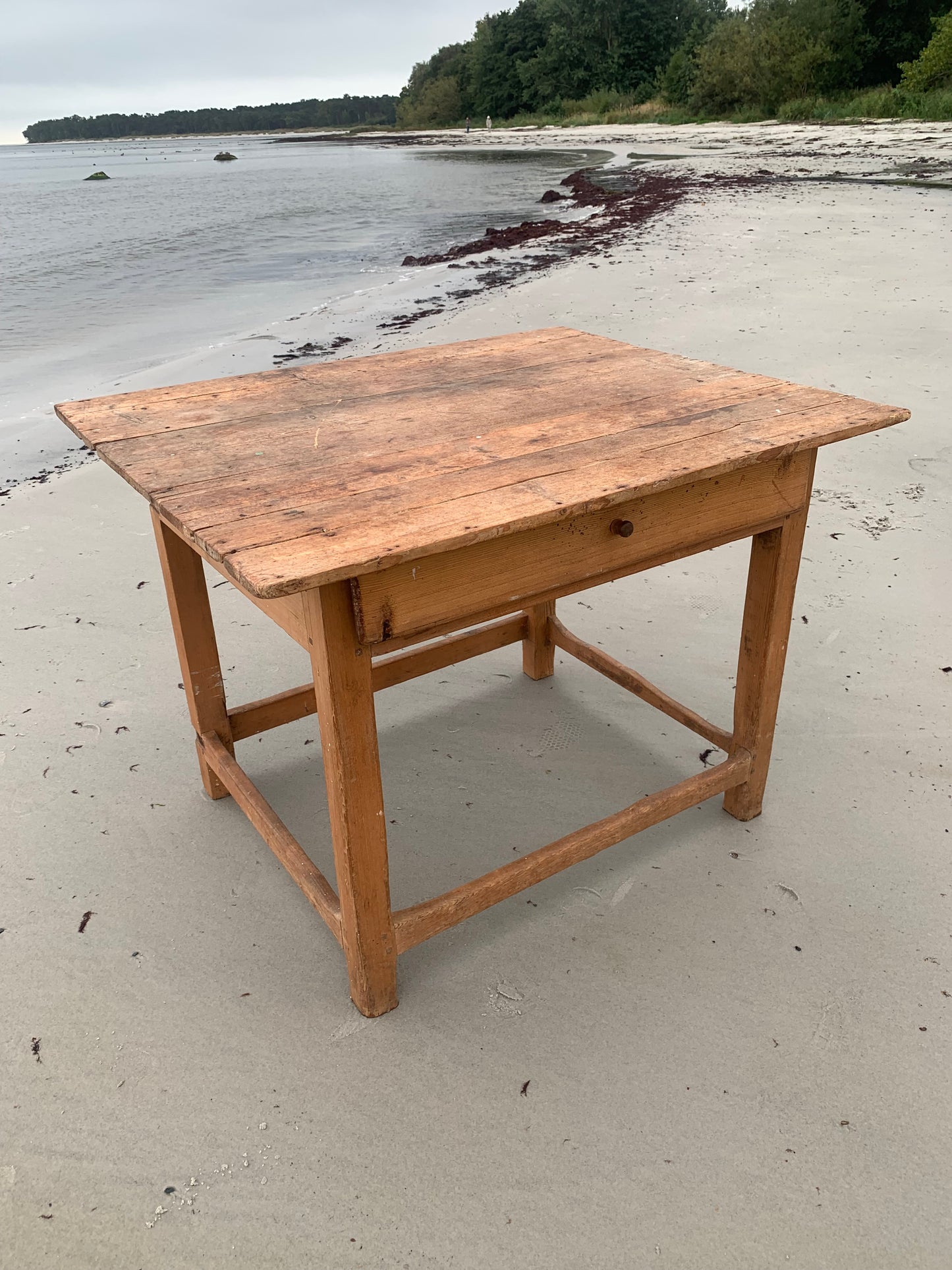 Alter Holztisch mit Schublade
