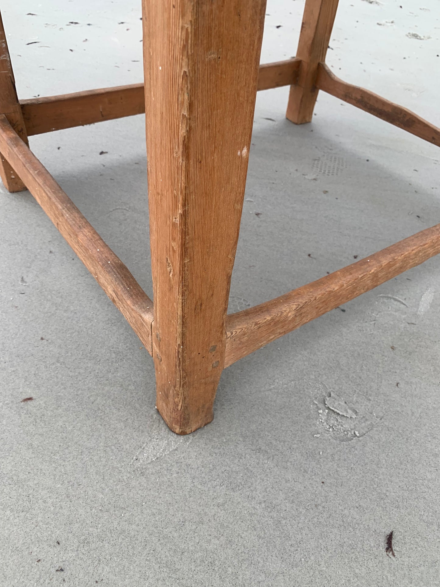 Alter Holztisch mit Schublade