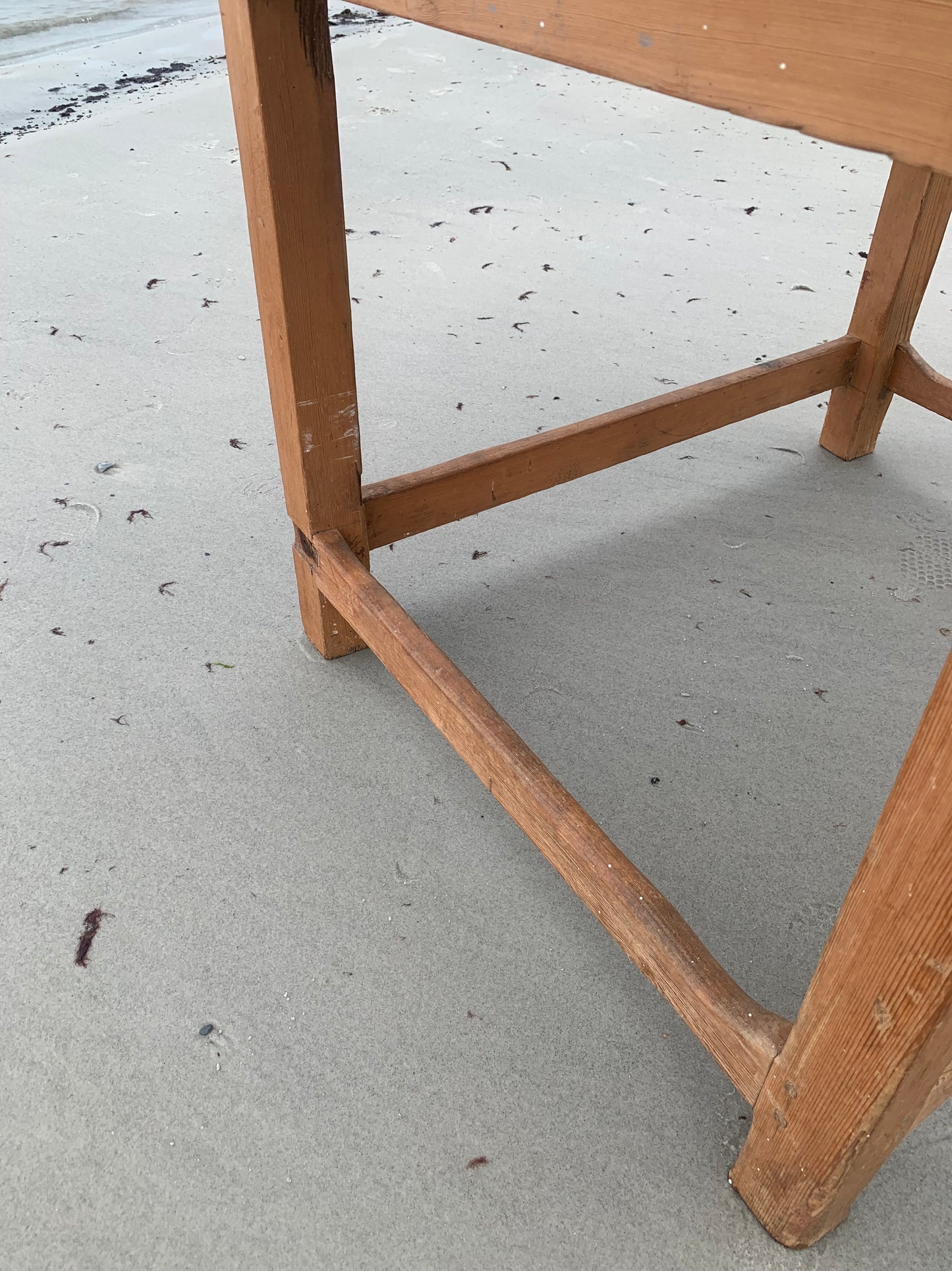 Alter Holztisch mit Schublade