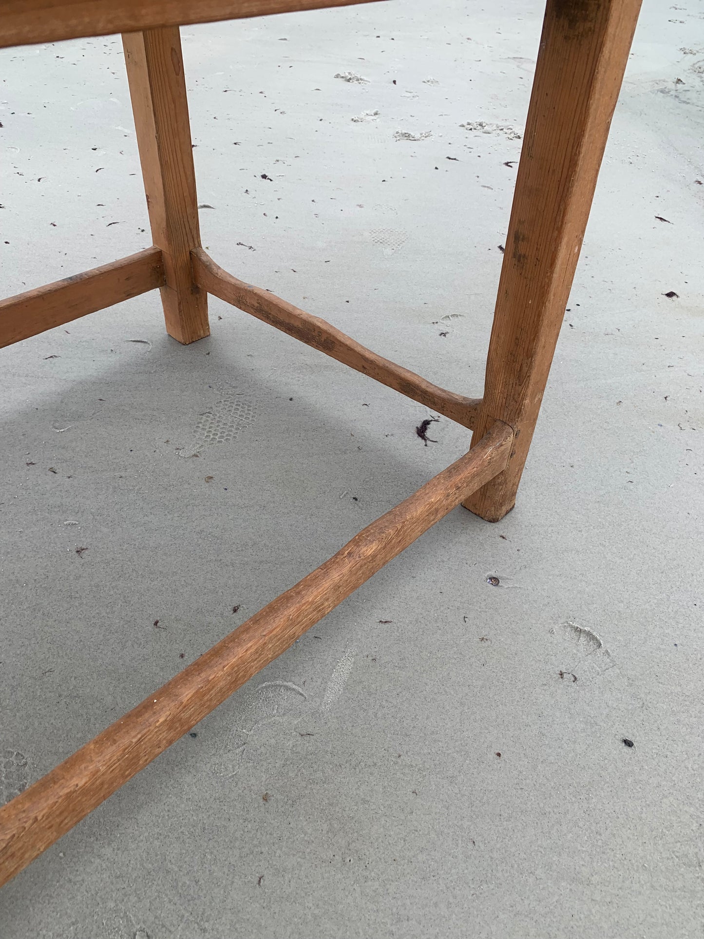 Alter Holztisch mit Schublade