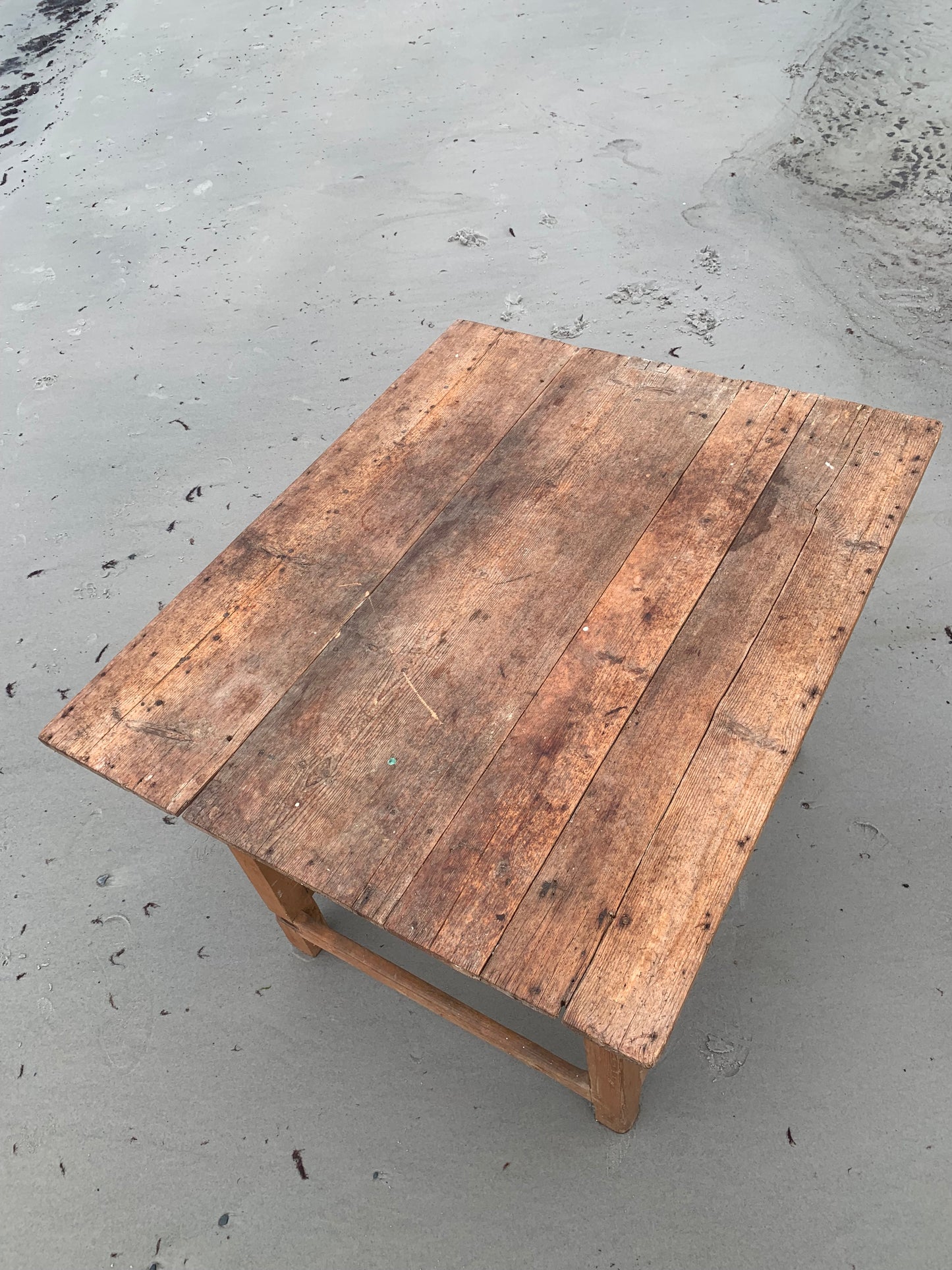Alter Holztisch mit Schublade