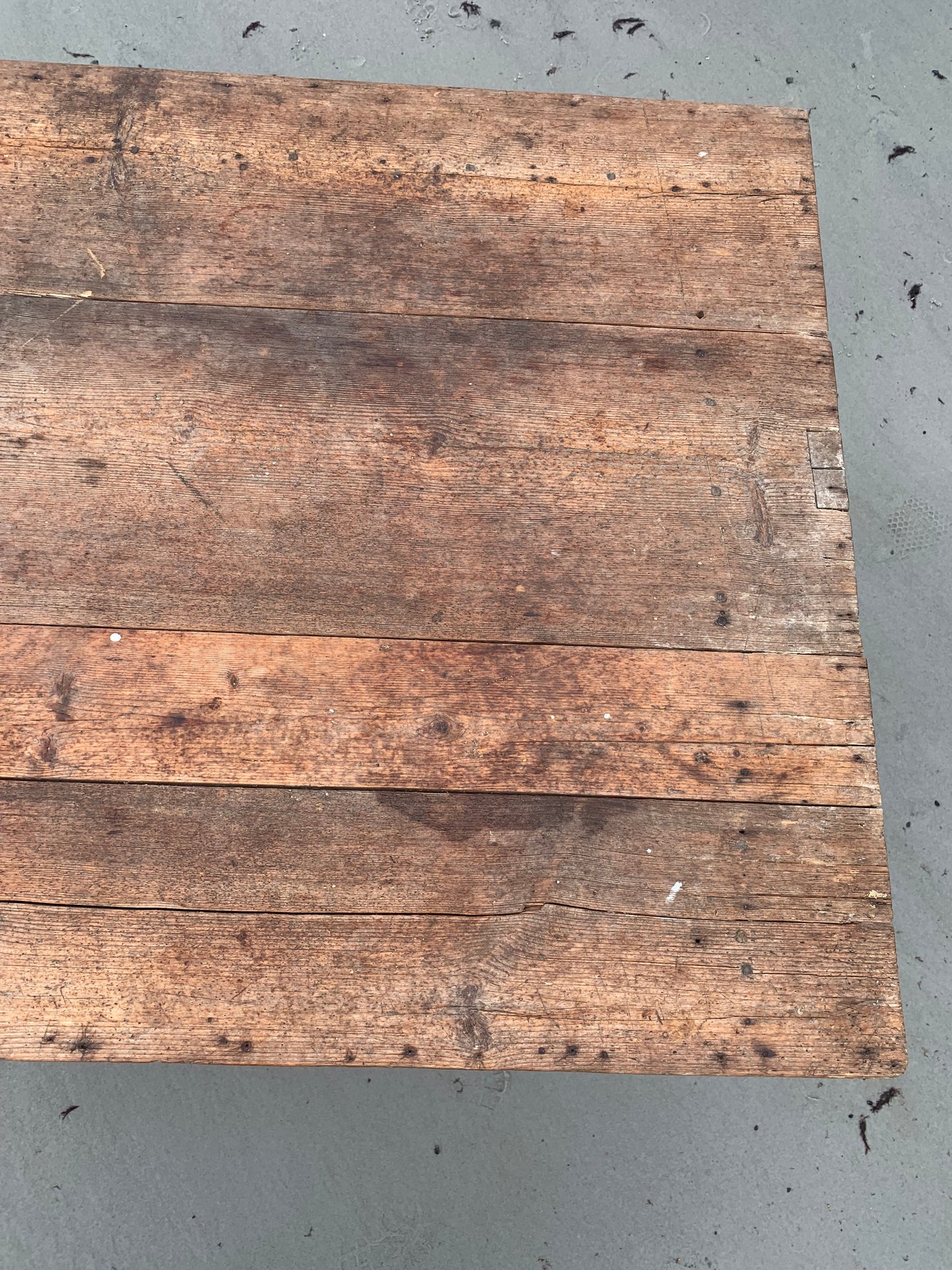 Alter Holztisch mit Schublade