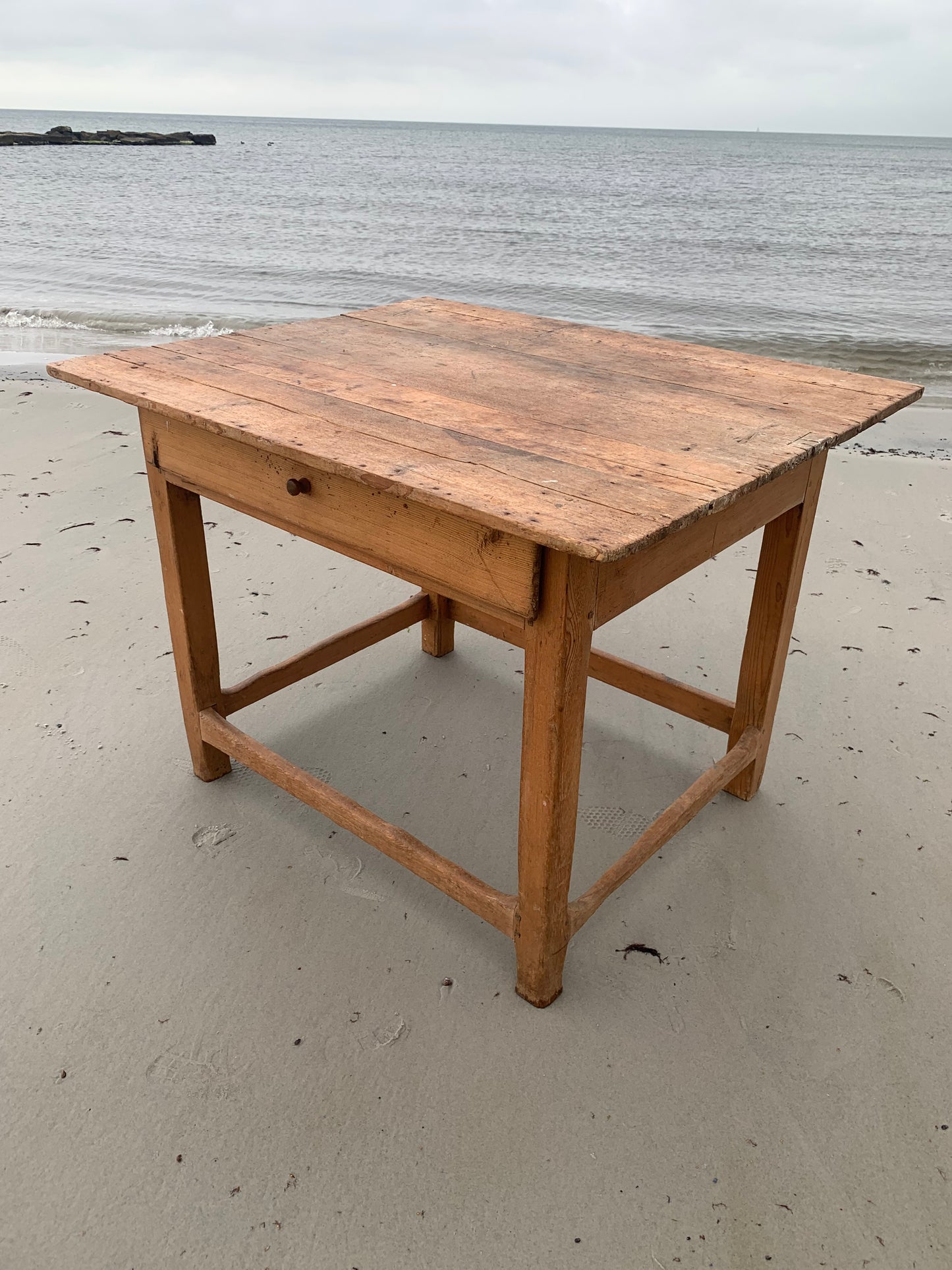 Alter Holztisch mit Schublade