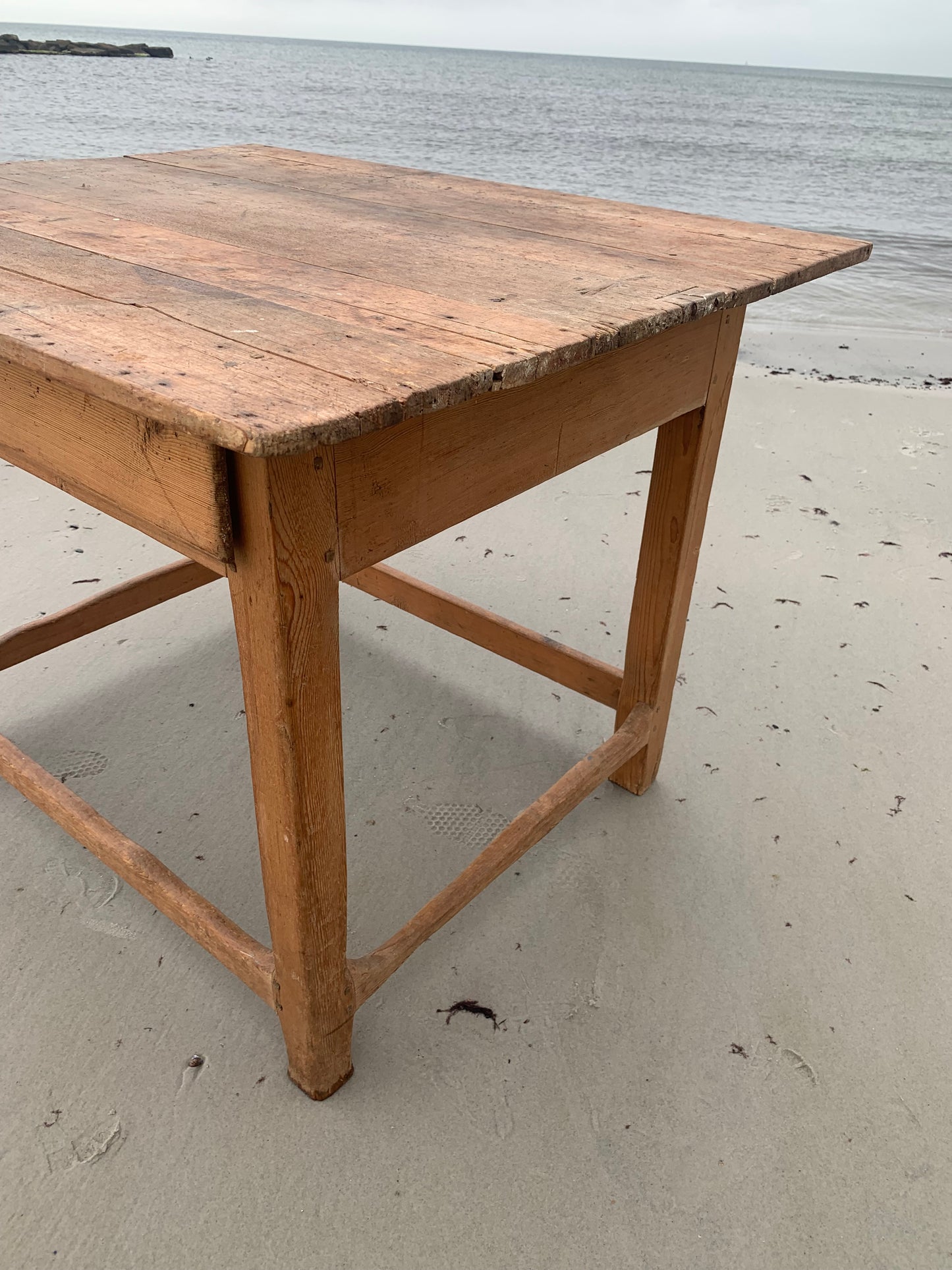 Alter Holztisch mit Schublade