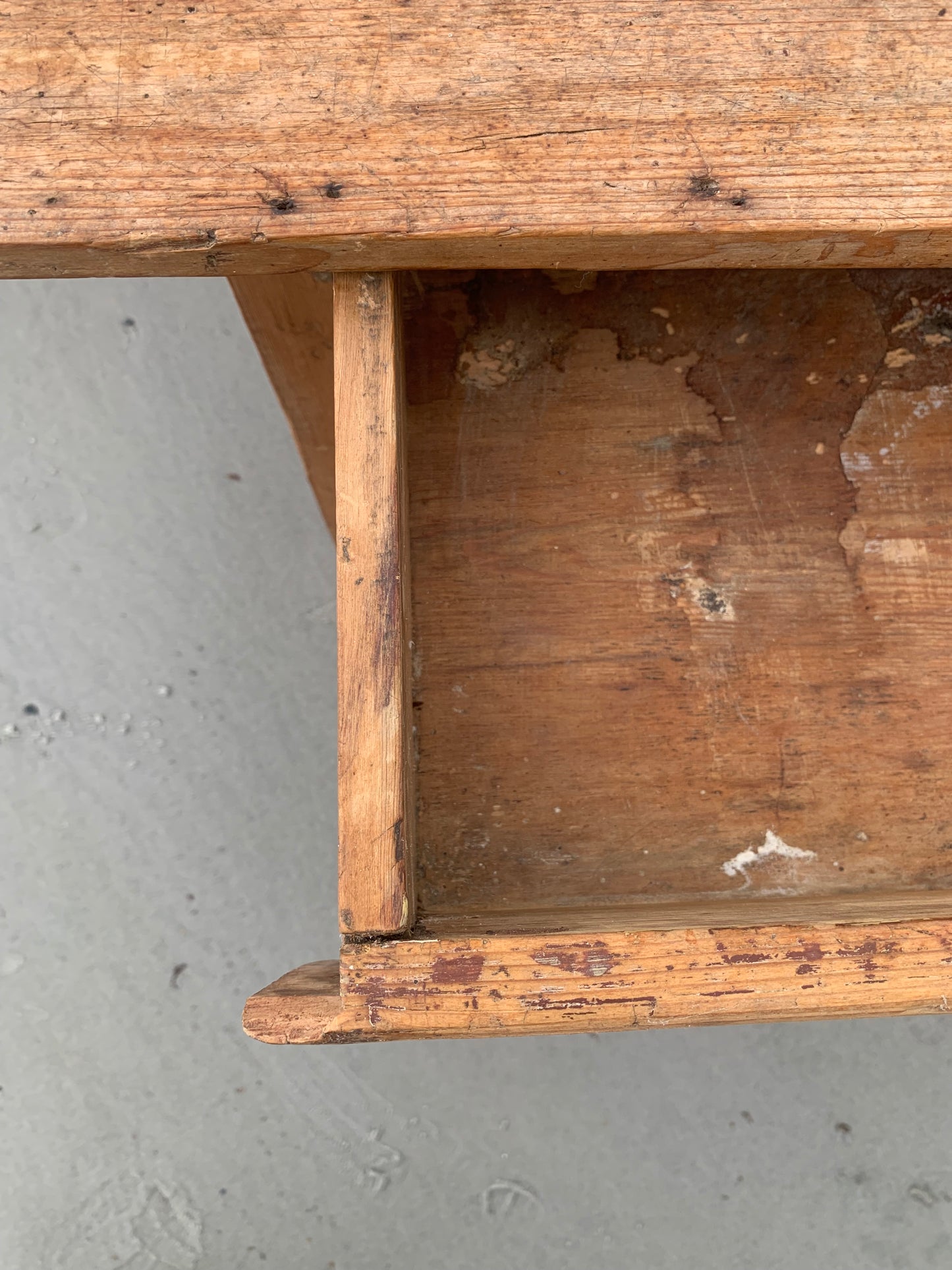 Alter Holztisch mit Schublade