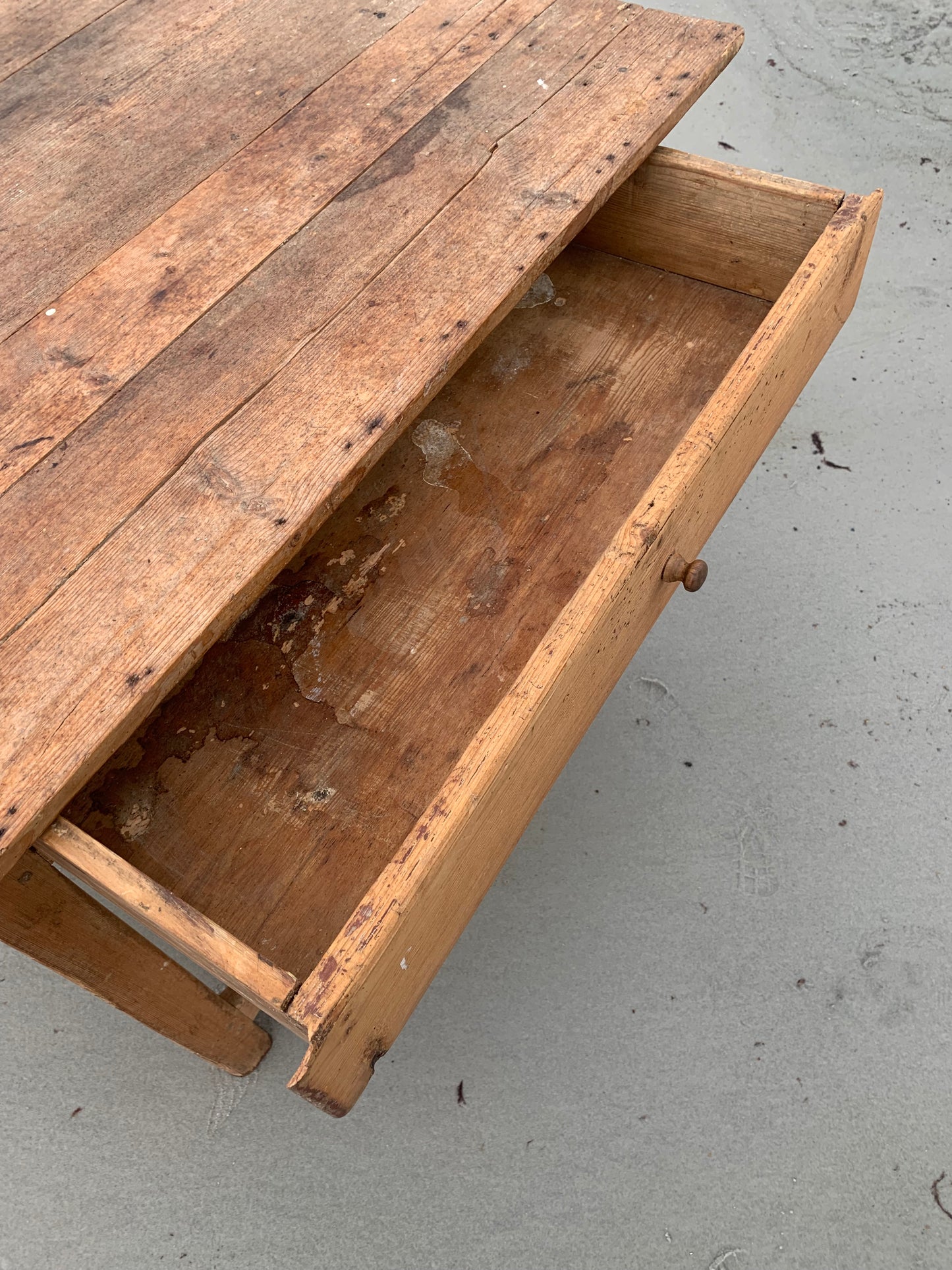 Alter Holztisch mit Schublade