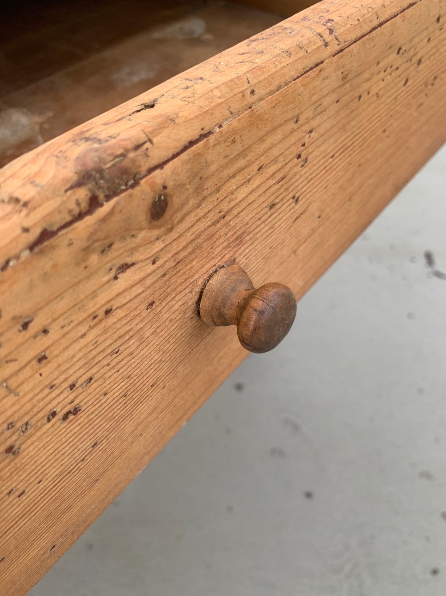 Alter Holztisch mit Schublade