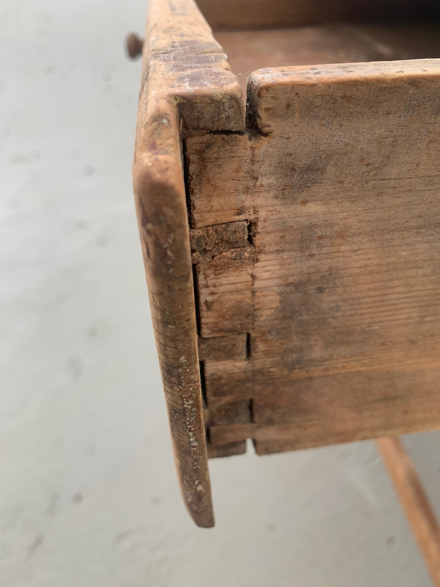 Alter Holztisch mit Schublade