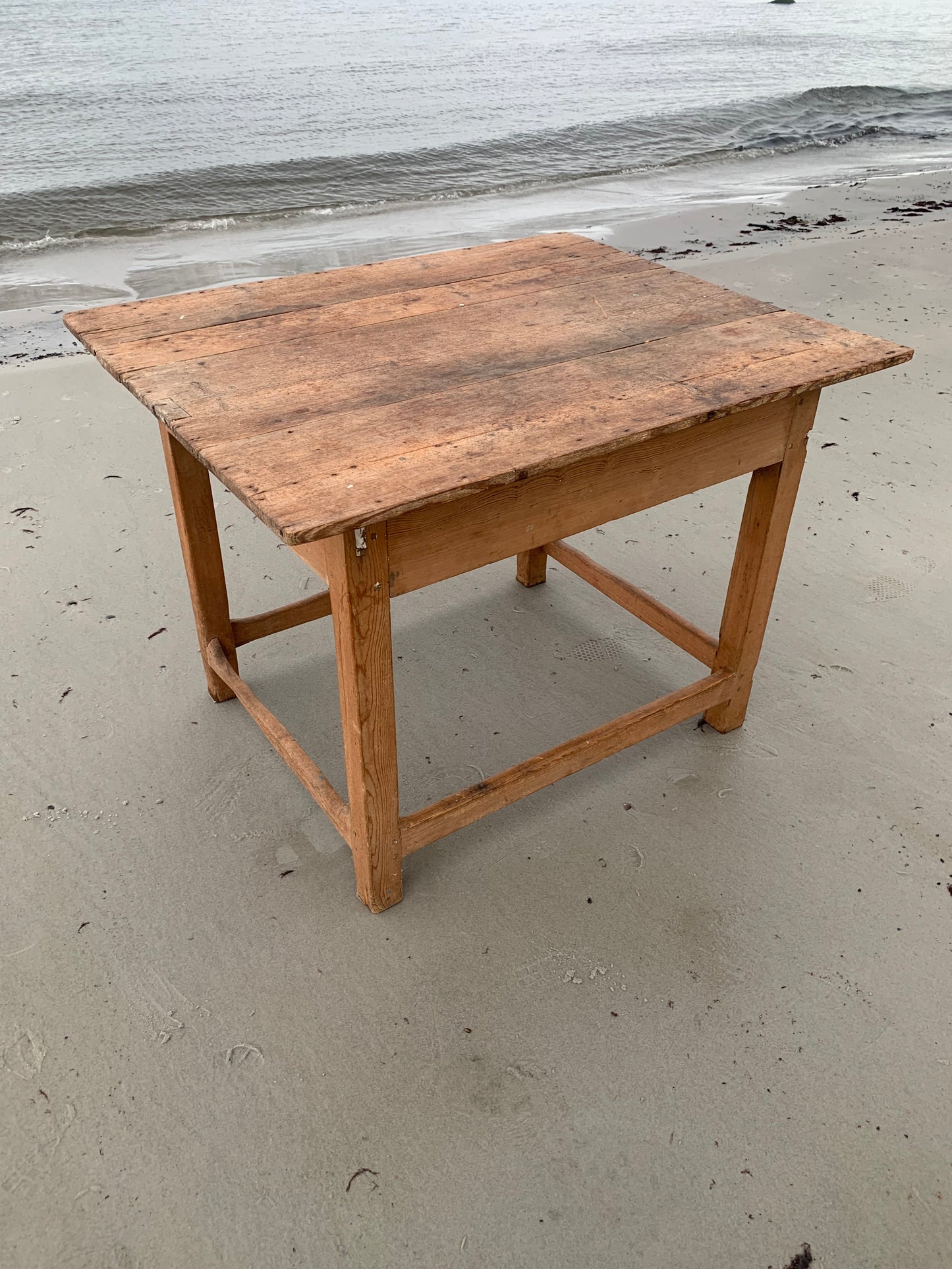 Alter Holztisch mit Schublade