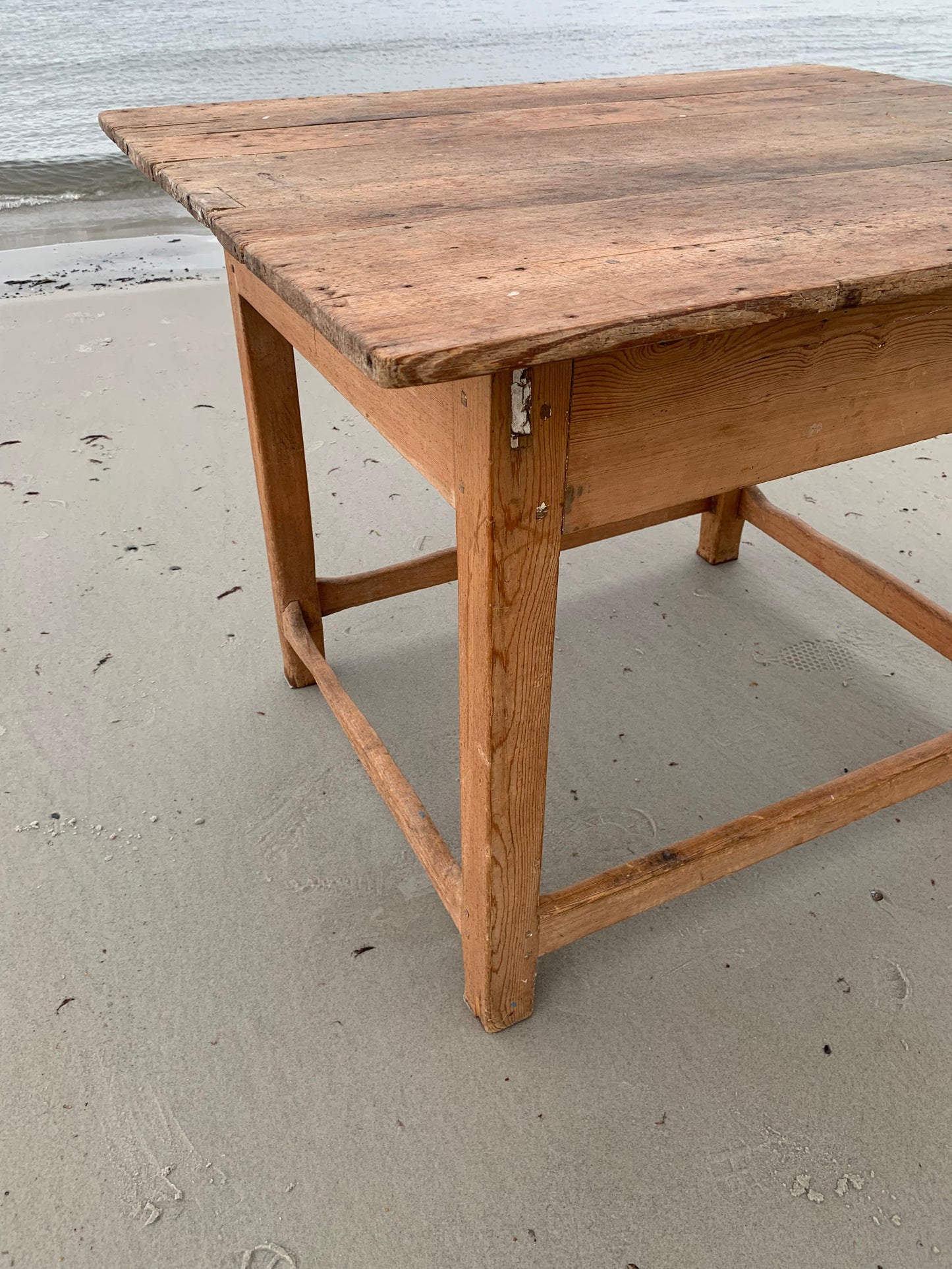 Alter Holztisch mit Schublade