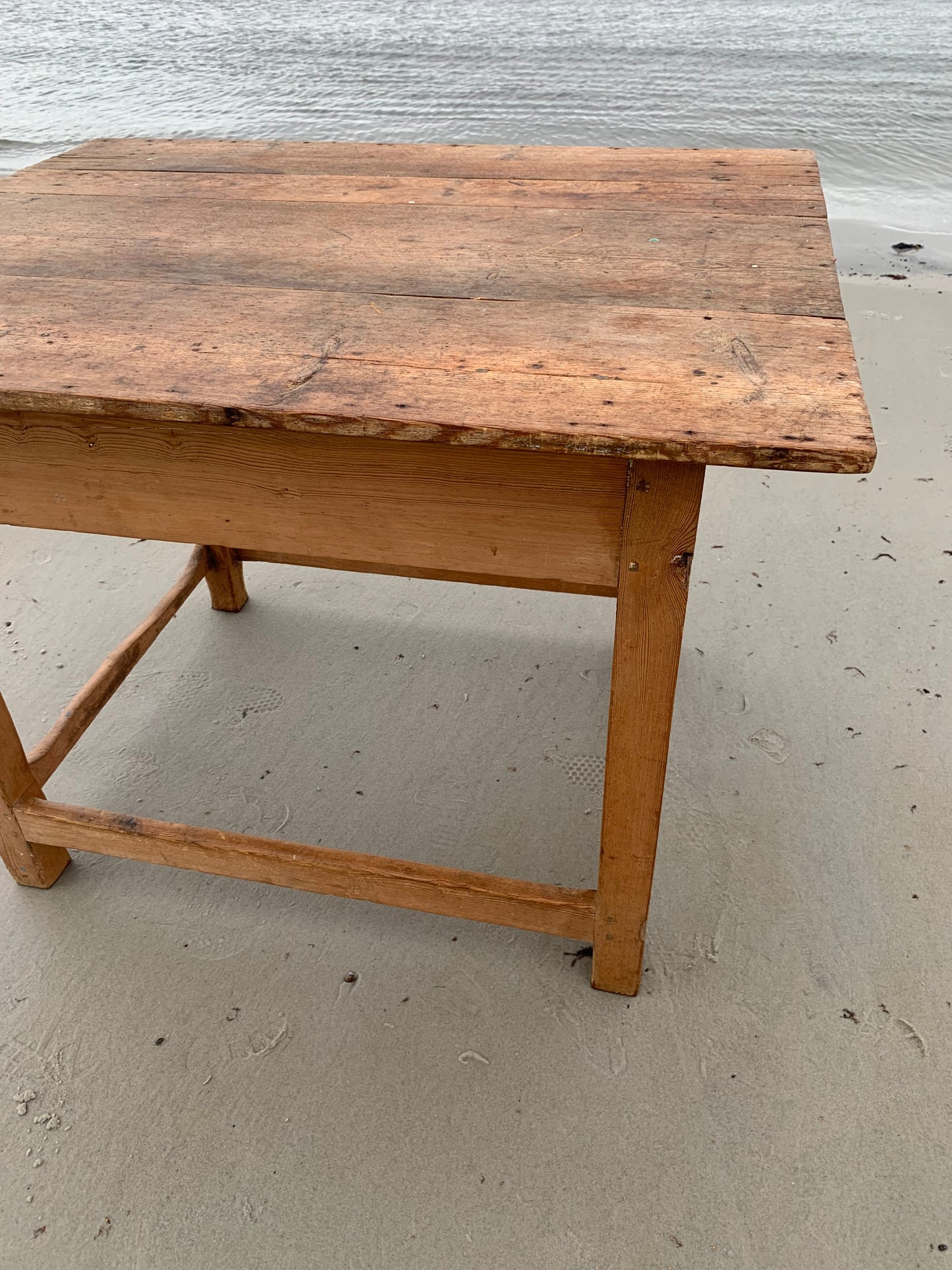 Alter Holztisch mit Schublade