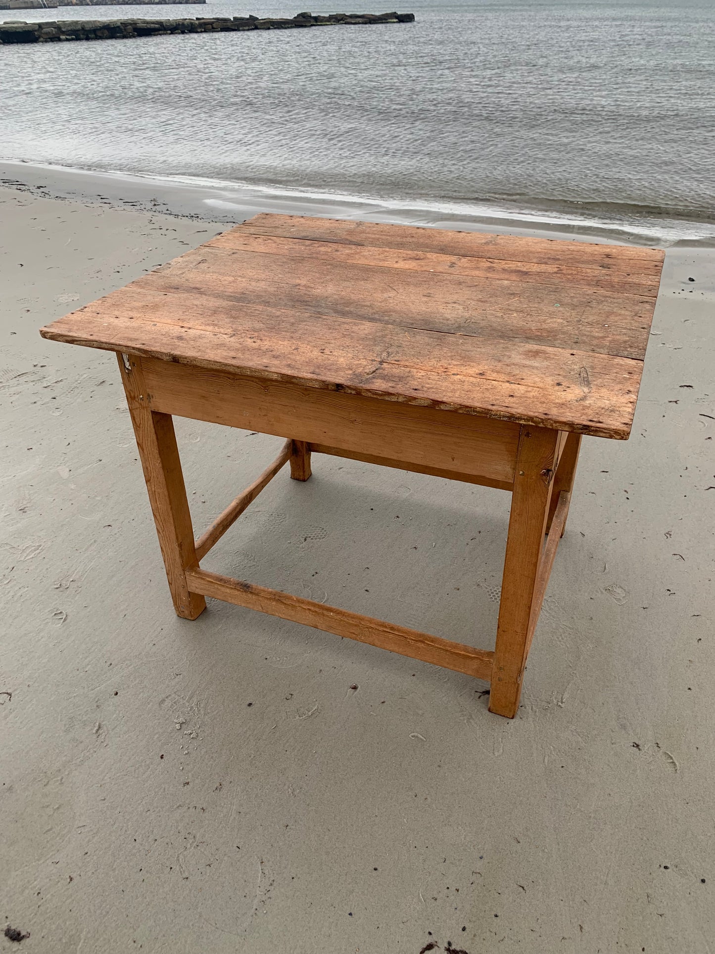 Alter Holztisch mit Schublade