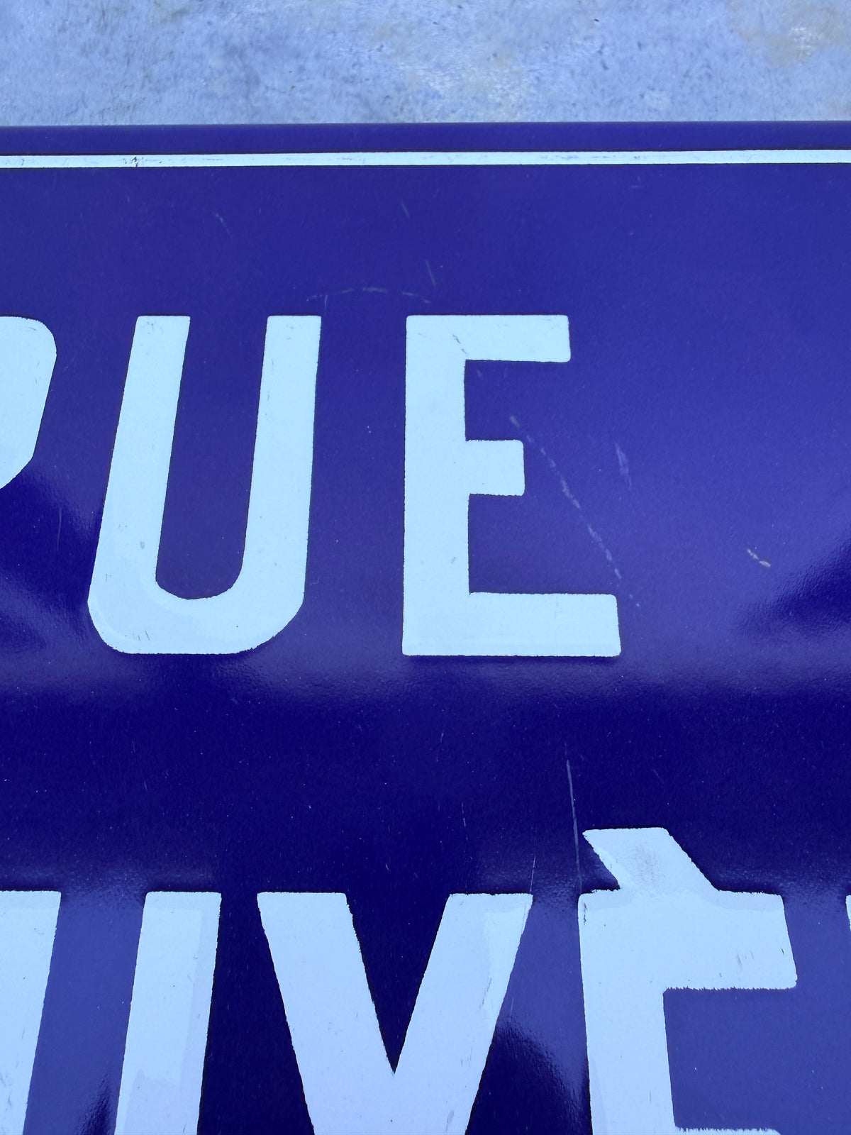 Französisches Emailleschild