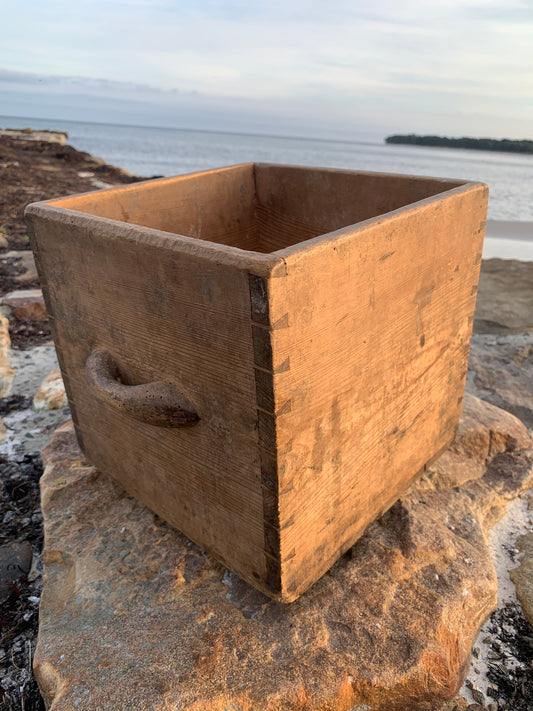 Holzkiste mit Tragegriff