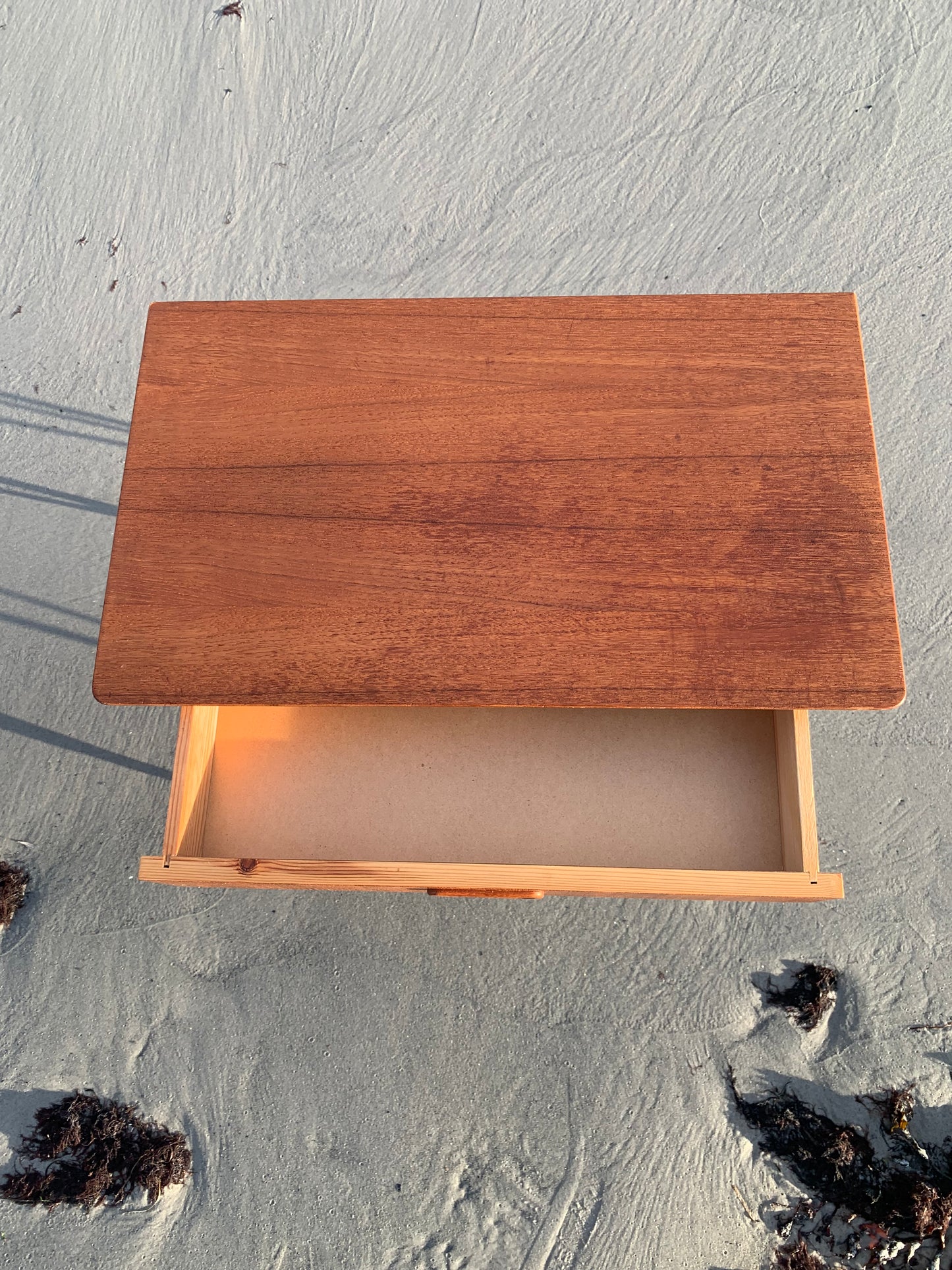 Tisch mit Schublade